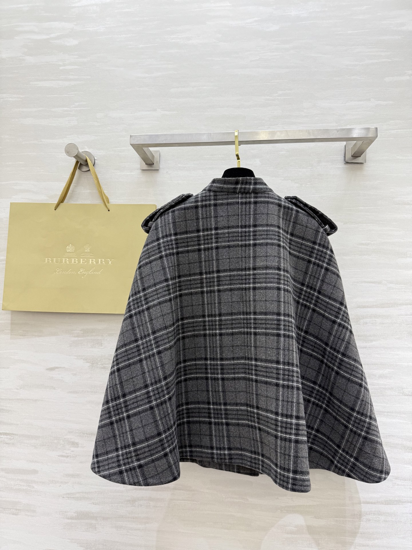 #Burberr♡²⁶早春新款 英伦风格纹斗篷式外套 高品质定制 现货首发size：S/M/L（s码胸围