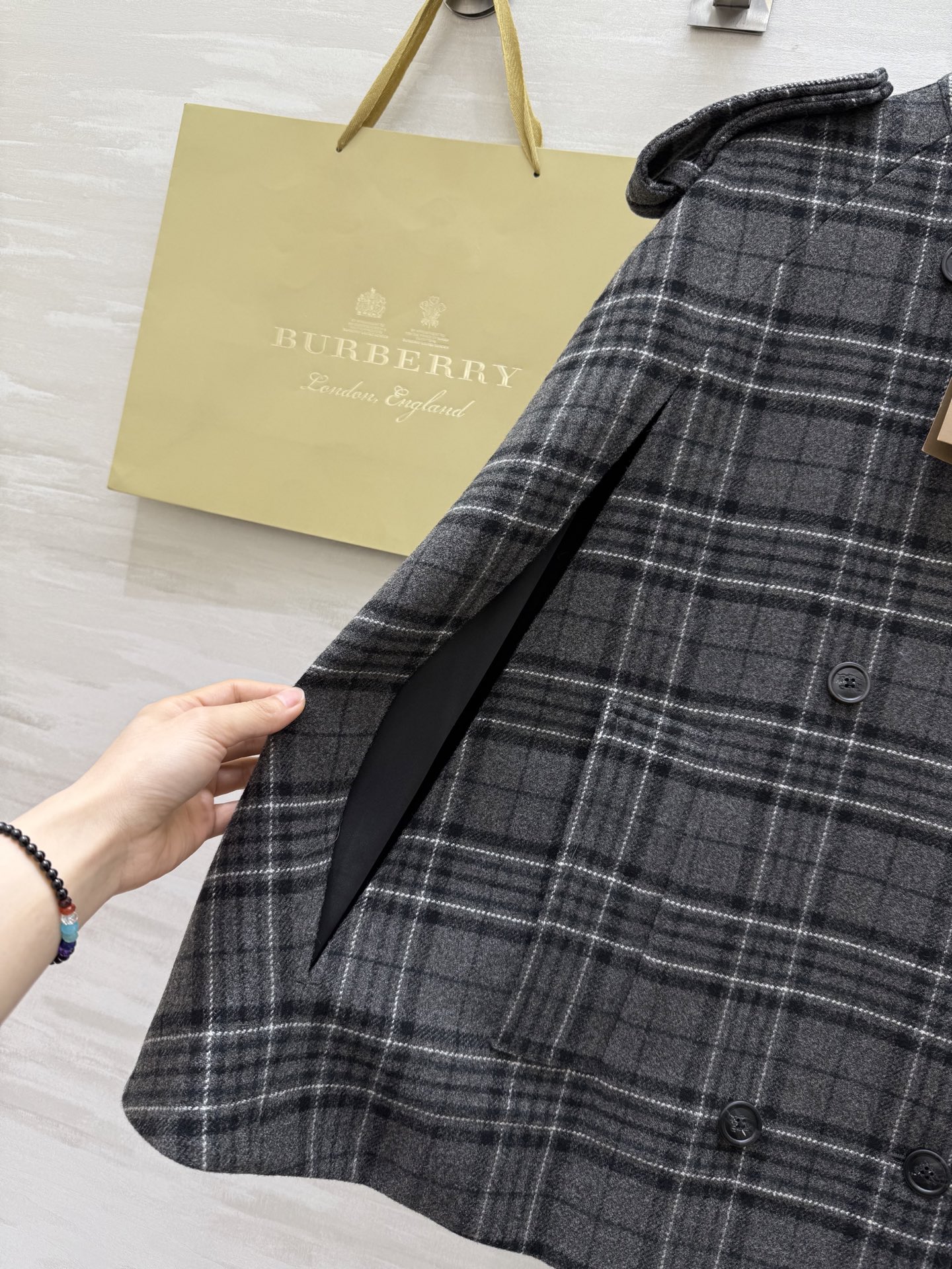 #Burberr♡²⁶早春新款 英伦风格纹斗篷式外套 高品质定制 现货首发size：S/M/L（s码胸围