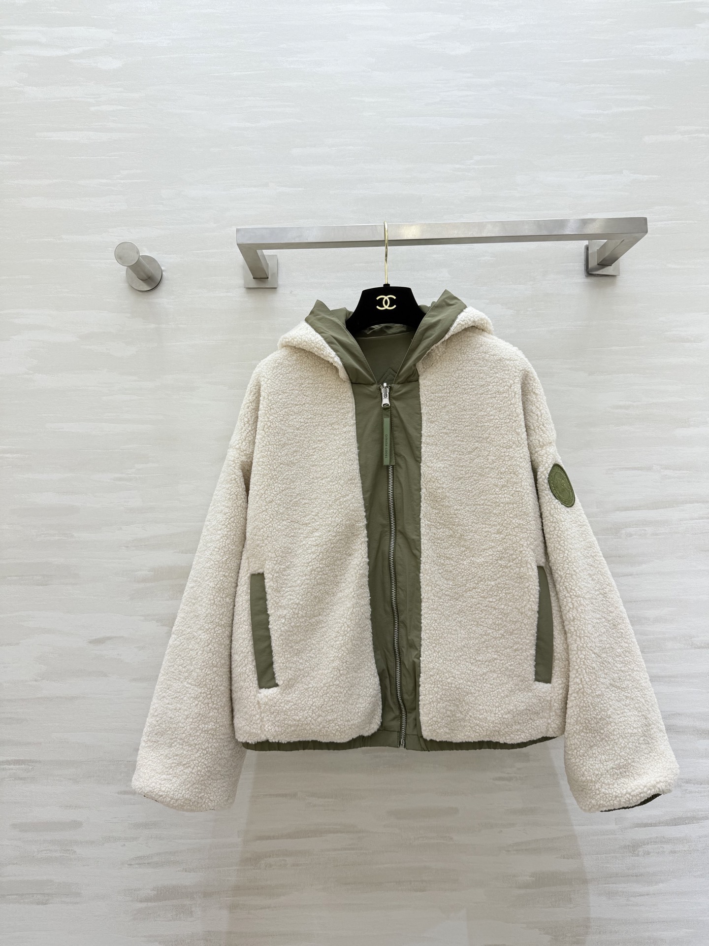 NO:684926,Canada Goose's new Alberni double-sided fleece jacket for women has one side and one style, easily reversing different scenes. Say goodbye to the heavy weight, and is as light and warm as velvet to keep out the cold. The freedom of dressing allows you to be full in an instant!  High quality customization, available in stock now, sizes S/M/L (S size bust 110, length 53), jackets & coats,19860909Canada Goose 女士新款 Alberni双面抓绒夹克 一面一风格,轻松反转不同场景 告别厚重,轻盈暖绒一样御寒 穿搭自由度,瞬间拉满！ 高品质定制 现货首发 sizeS/M/L（s码胸围110,衣长53）,,jackets & coats,,Women's clothing