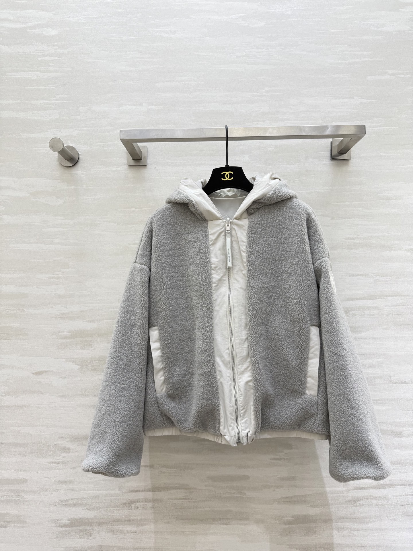 NO:684939,Canada Goose's new Alberni double-sided fleece jacket for women has one side and one style, easily reversing different scenes. Say goodbye to the heavy weight, and is as light and warm as velvet to keep out the cold. The freedom of dressing allows you to be full in an instant!  High quality customization, available in stock now, sizes S/M/L (S size bust 110, length 53), jackets & coats,19860909Canada Goose 女士新款 Alberni双面抓绒夹克 一面一风格,轻松反转不同场景 告别厚重,轻盈暖绒一样御寒 穿搭自由度,瞬间拉满！ 高品质定制 现货首发 sizeS/M/L（s码胸围110,衣长53）,,jackets & coats,,Women's clothing