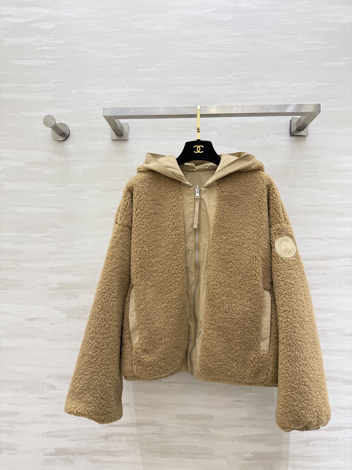 NO:684952,Canada Goose's new Alberni double-sided fleece jacket for women has one side and one style, easily reversing different scenes. Say goodbye to the heavy weight, and is as light and warm as velvet to keep out the cold. The freedom of dressing allows you to be full in an instant!  High quality customization, available in stock now, sizes S/M/L (S size bust 110, length 53), jackets & coats,19860909Canada Goose 女士新款 Alberni双面抓绒夹克 一面一风格,轻松反转不同场景 告别厚重,轻盈暖绒一样御寒 穿搭自由度,瞬间拉满！ 高品质定制 现货首发 sizeS/M/L（s码胸围110,衣长53）,,jackets & coats,,Women's clothing