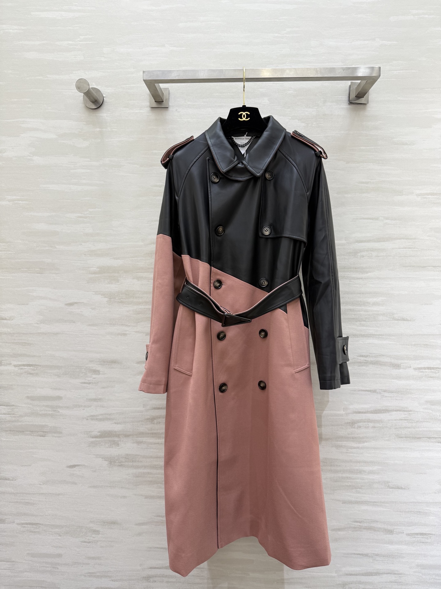 NO:684965,#Bv’s new eco-friendly protein leather windbreaker is here! The instantly recognizable windbreaker is here!  Raglan style classic windbreaker, belt design with a high waistline, outer collar, waist belt, cuffs, front and rear windshield imported environmentally friendly leather splicing. The tone of the color is very powerful at first glance. Matte texture, high-end quality!  Add just the right amount of fashion details!  Perfect fit, cool and handsome, classy, ​​high-quality customization, available in stock first size S/M/L/XL (M size bust 96, length 113),,bottega veneta,19860909#Bv 新款 环保蛋白皮拼皮风衣 让人一眼有辨识度的风衣来了！插肩式经典风衣 腰线较高的腰带设计 外领、腰部束带、袖带、前后挡风进口环保皮拼接 色调颜色的调性一看就是非常有力量感 哑光质感,高级品质感！增添细节恰到好处的时尚感！完美版型 飒爽帅气 大气上档次 高品质定制 现货首发sizeS/M/L/XL（M码胸围96,衣长113）,,bottega veneta,,Women's clothing