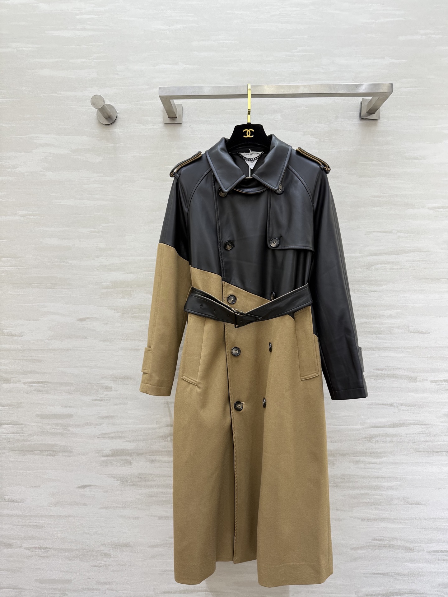 NO:684972,#Bv’s new eco-friendly protein leather windbreaker is here! The instantly recognizable windbreaker is here!  Raglan style classic windbreaker, belt design with a high waistline, outer collar, waist belt, cuffs, front and rear windshield imported environmentally friendly leather splicing. The tone of the color is very powerful at first glance. Matte texture, high-end quality!  Add just the right amount of fashion details!  Perfect fit, cool and handsome, classy, ​​high-quality customization, available in stock first size S/M/L/XL (M size bust 96, length 113),,bottega veneta,19860909#Bv 新款 环保蛋白皮拼皮风衣 让人一眼有辨识度的风衣来了！插肩式经典风衣 腰线较高的腰带设计 外领、腰部束带、袖带、前后挡风进口环保皮拼接 色调颜色的调性一看就是非常有力量感 哑光质感,高级品质感！增添细节恰到好处的时尚感！完美版型 飒爽帅气 大气上档次 高品质定制 现货首发sizeS/M/L/XL（M码胸围96,衣长113）,,bottega veneta,,Women's clothing