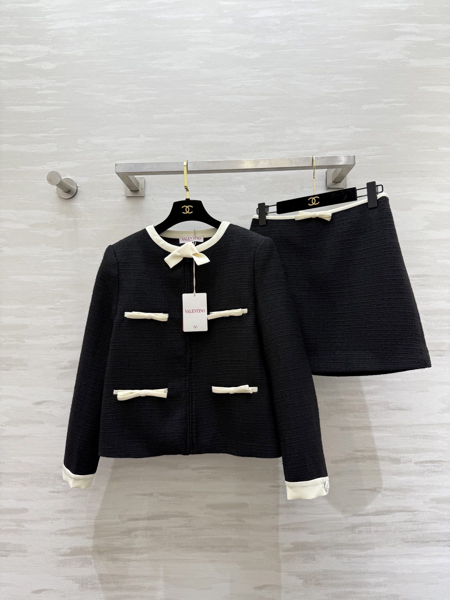 NO:685635,Jackets, skirts Valentin new products | High-end black outfits can be sold separately. High-quality customization. Available in stock first size S/M/L (S size bust 90, length 52, waist 66, hip 90, skirt length 38), valentino, skirts, jackets & coats,19860909外套,半裙Valentin新品｜高级黑色系穿搭 可分开发售 高品质定制 现货首发sizeS/M/L（s码胸围90,衣长52,腰围66,臀围90,裙长38）,,valentino,skirts,jackets & coats,,Women's clothing