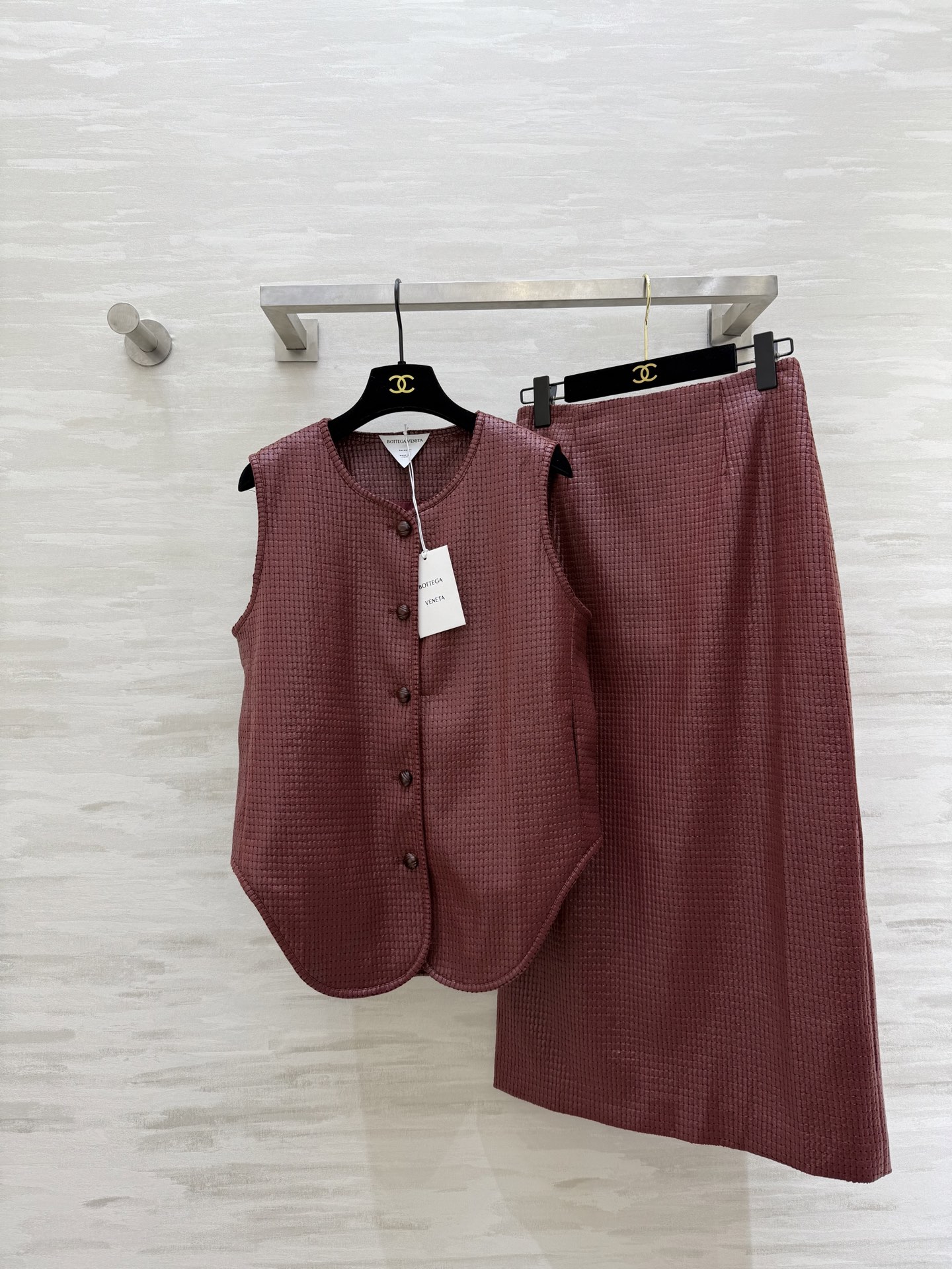 NO:686230,#BvEarly Spring New Style Woven Vest Suit High Quality Customized sizes S/M/L/XL (S size bust 94, length 50-65, skirt waist 66, skirt length 83),,bottega veneta,skirts,19860909#Bv早春新款 编织马甲套装 高品质定制 sizeS/M/L/XL（s码胸围94,衣长50-65,半裙腰围66,裙长83）,,bottega veneta,skirts,,Women's clothing