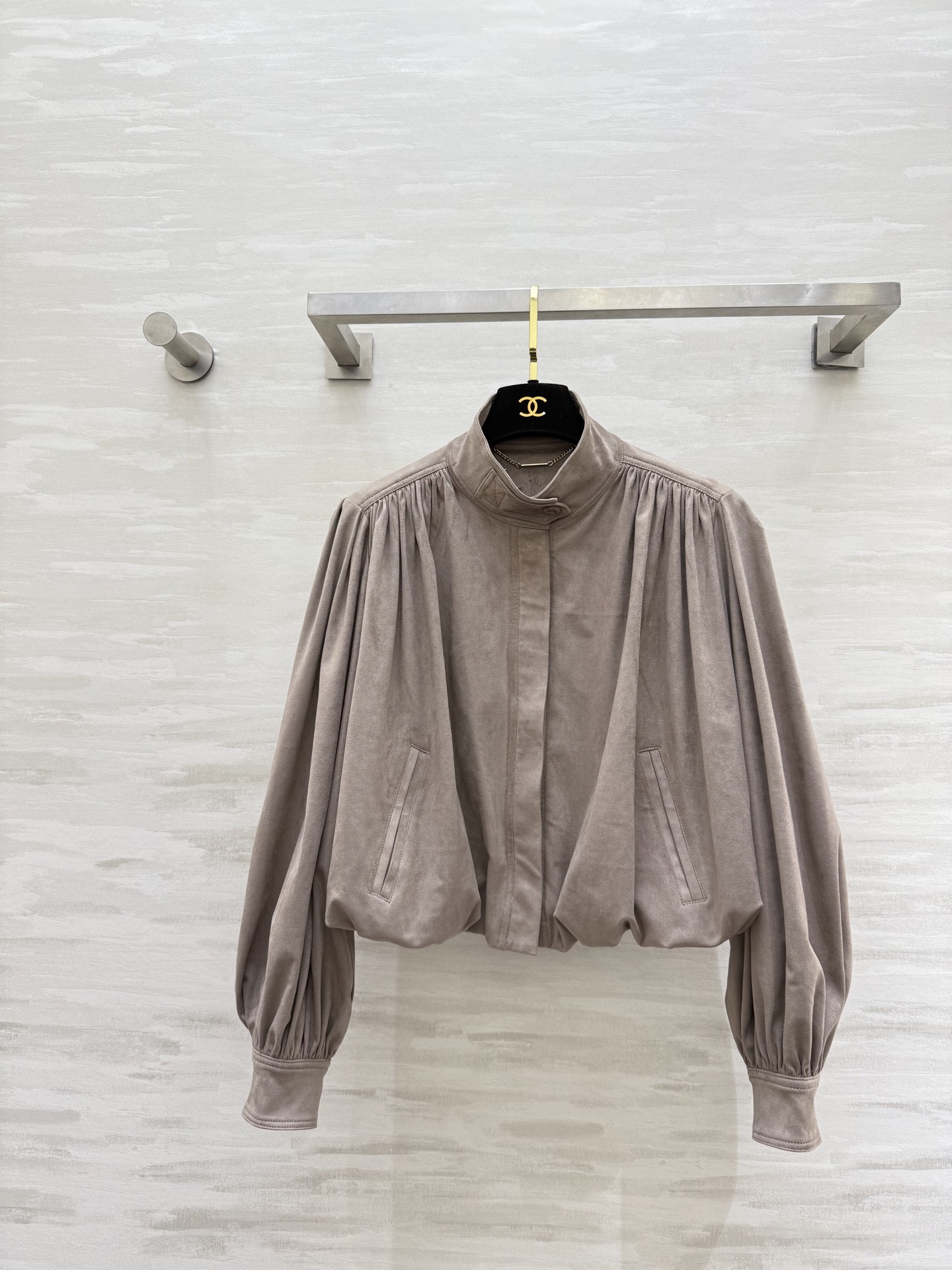 NO:686554,#Chlo new style palace retro shirt. The elegance and retro feel of the palace style are full of high-quality customization. Available in stock first size S/M/L (S size bust 118, length 46),,chloe,19860909#Chlo新款 宫廷复古衬衣 宫廷风的优雅与复古感拉满 高品质定制 现货首发sizeS/M/L（s码胸围118,衣长46）,,chloe,,Women's clothing