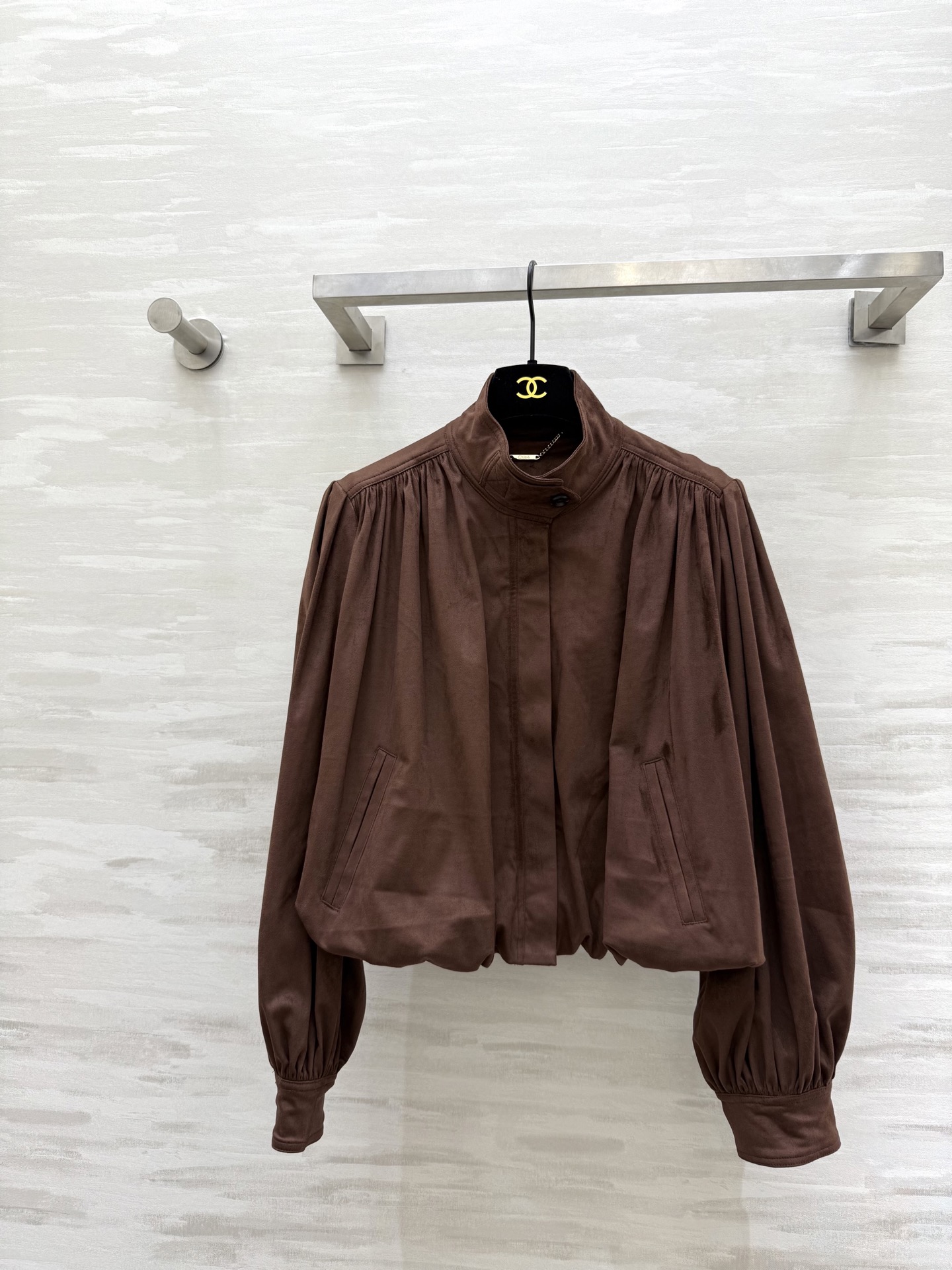 NO:686557,#Chlo new style palace retro shirt. The elegance and retro feel of the palace style are full of high-quality customization. Available in stock first size S/M/L (S size bust 118, length 46),,chloe,19860909#Chlo新款 宫廷复古衬衣 宫廷风的优雅与复古感拉满 高品质定制 现货首发sizeS/M/L（s码胸围118,衣长46）,,chloe,,Women's clothing