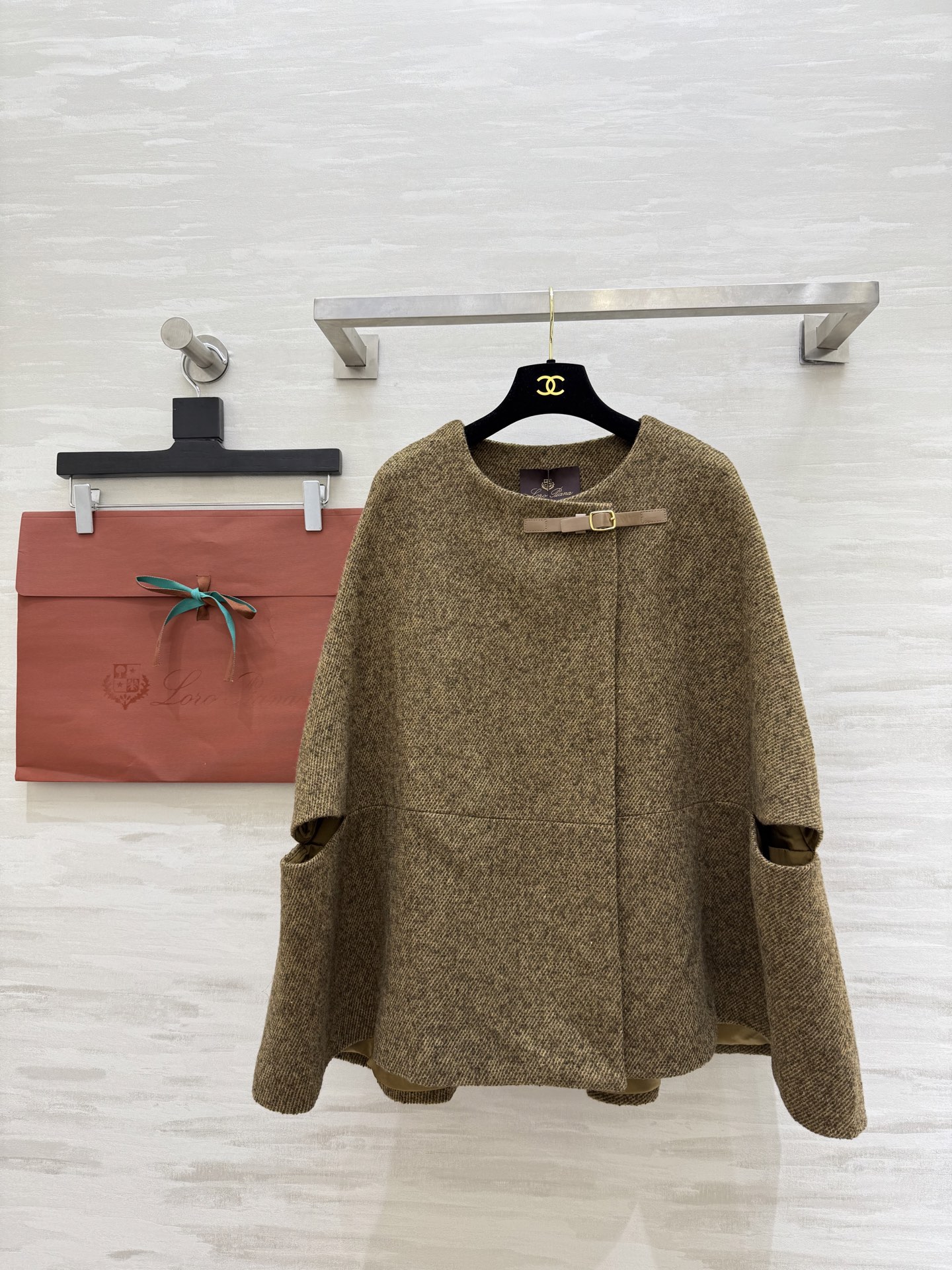 NO:686561,#Loro Pian's new wool slub cape jacket, elegant and high-quality custom-made, available in stock first size S/M/L (S size bust 110, length 66),, loro piana, jackets & coats,19860909#Loro Pian新款 羊毛粗纺斗篷外套 优雅大气高品质定制 现货首发sizeS/M/L（s码胸围110,衣长66）,,loro piana,jackets & coats,,Women's clothing