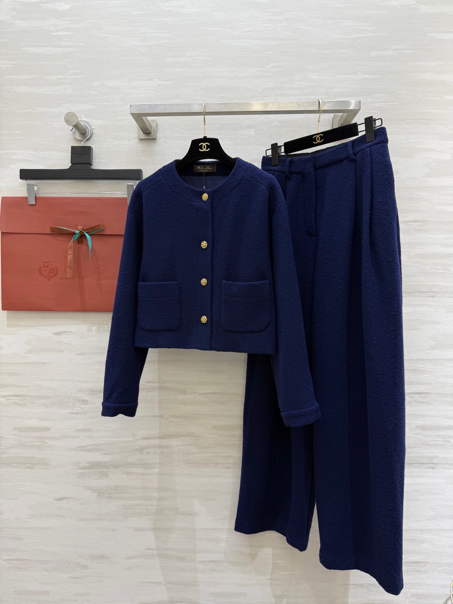 NO:686560,#Loro Pian new autumn and winter tweed jacket, dark blue + metal buttons, retro wool blended tweed, thick texture and warm, perfect for autumn and winter!  Clean cut, perfect elegance ~ high-end old money style, high quality, sold separately sizeS/M/L (S size bust 98, length 46) jackets, loro piana, jackets & coats,19860909#Loro Pian秋冬新款 粗花呢外套 深蓝色调＋金属纽扣 复古羊毛混纺粗花呢 质感厚实保暖 秋冬穿超合适！剪裁利落 优雅气质满分~高级老钱风十足 高品质 分开发售 sizeS/M/L（s码胸围98,衣长46）外套,,loro piana,jackets & coats,,Women's clothing