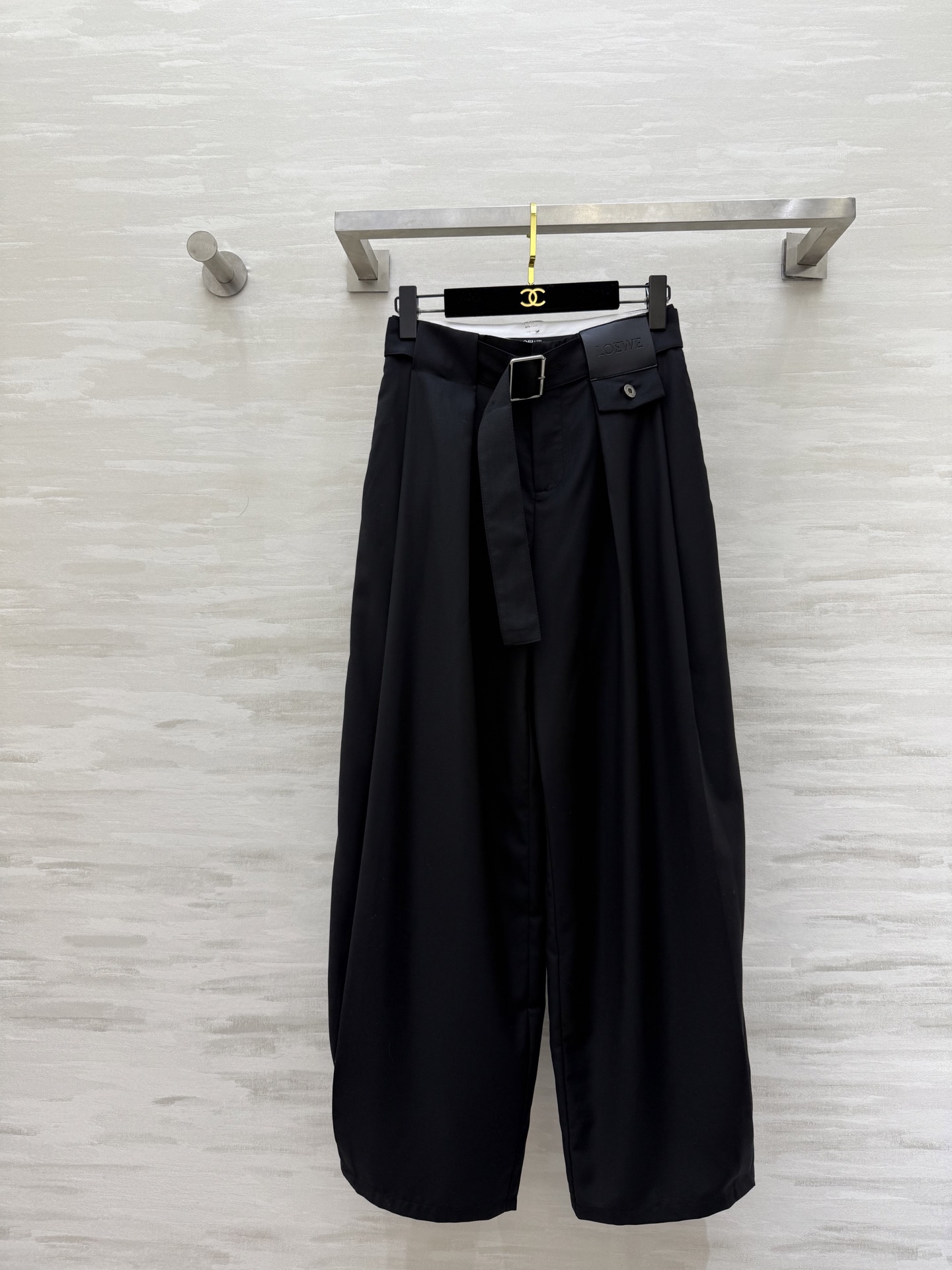 NO:686902,#Loew's new overalls are high-waisted, loose and wide-legged, light and comfortable!  The metal buckle and belt details at the waist are practical and stylish!  Full of workwear style, super versatile, high-end relaxed feeling when worn in early spring, high-quality customization, available in stock first size S/M/L (S size waist 66, pants length 102),,loewe,19860909#Loew新款 工装裤 高腰宽松阔腿设计 轻盈又舒适！腰部金属扣 腰带细节 实用又有型！工装风满满 超百搭 早春穿出高级松弛感 高品质定制 现货首发sizeS/M/L（s码腰围66,裤长102）,,loewe,,Women's clothing