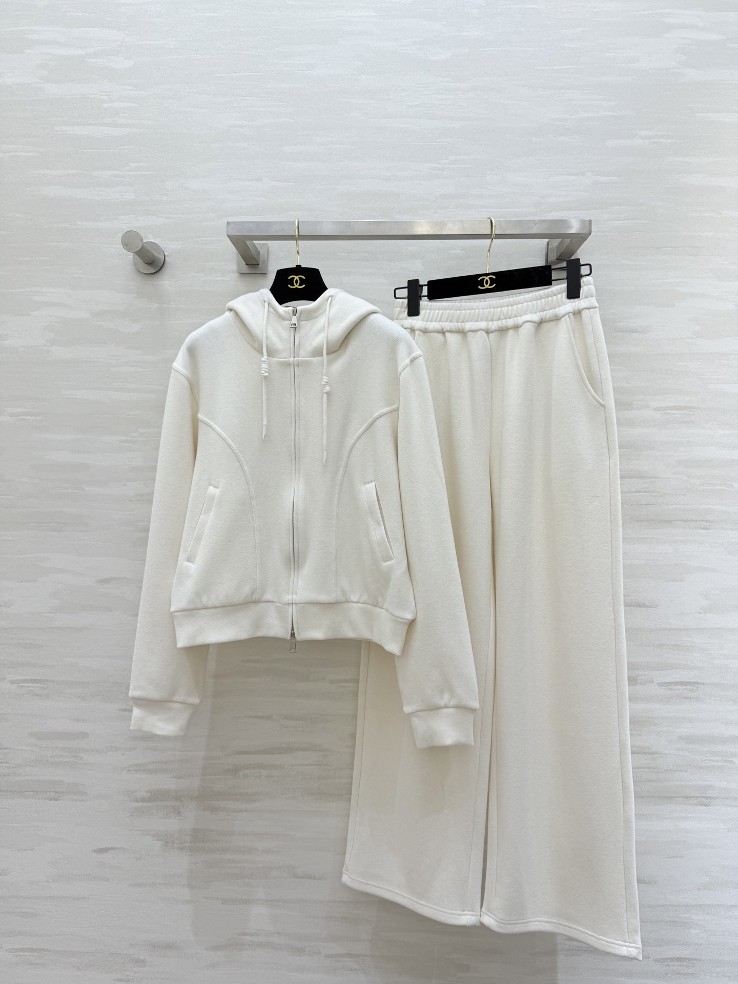 NO:689394,#Loew new hooded casual suit, high quality customization, available now, size 36/38/40/42 (size 38 shoulder width 46, bust 102, length 54, pants elastic waist 64, pants length 100), Loewe-clothing, loewe, loewe, hats,19860909#Loew新款 连帽休闲套装 高品质定制 现货首发size36/38/40/42（38码肩宽46,胸围102,衣长54,裤子松紧腰64,裤长100）,罗意威-服装,loewe,loewe,hats,,Women's clothing