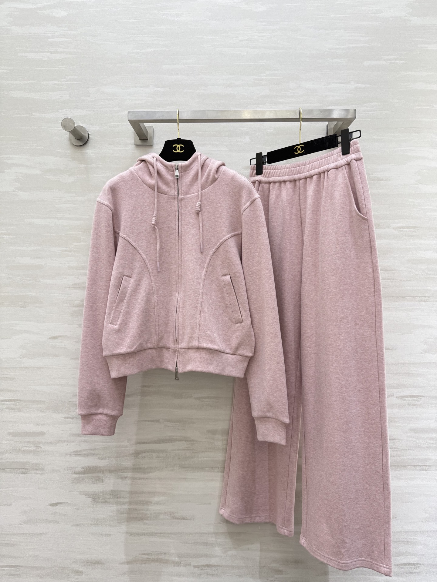 NO:687161,#Loew new hooded casual suit, high quality customization, ready for sale, size 36/38/40/42 (size 38, shoulder width 46, bust 102, length 54, pants elastic waist 64, trouser length 100),,loewe,hats,19860909#Loew新款 连帽休闲套装 高品质定制 现货首发size36/38/40/42（38码肩宽46,胸围102,衣长54,裤子松紧腰64,裤长100）,,loewe,hats,,Women's clothing