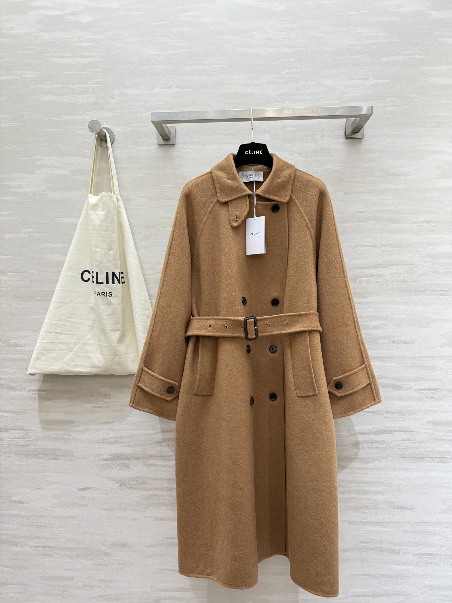 NO:687170,Comes with dust bag #Celin’s new wool double-sided woolen coat, high-quality customization, available in stock, size S/M/L (S size bust 118, length 108),,celine,19860909配防尘袋#Celin新款 羊毛双面呢大衣 高品质定制 现货首发sizeS/M/L（s码胸围118,衣长108）,,celine,,Women's clothing