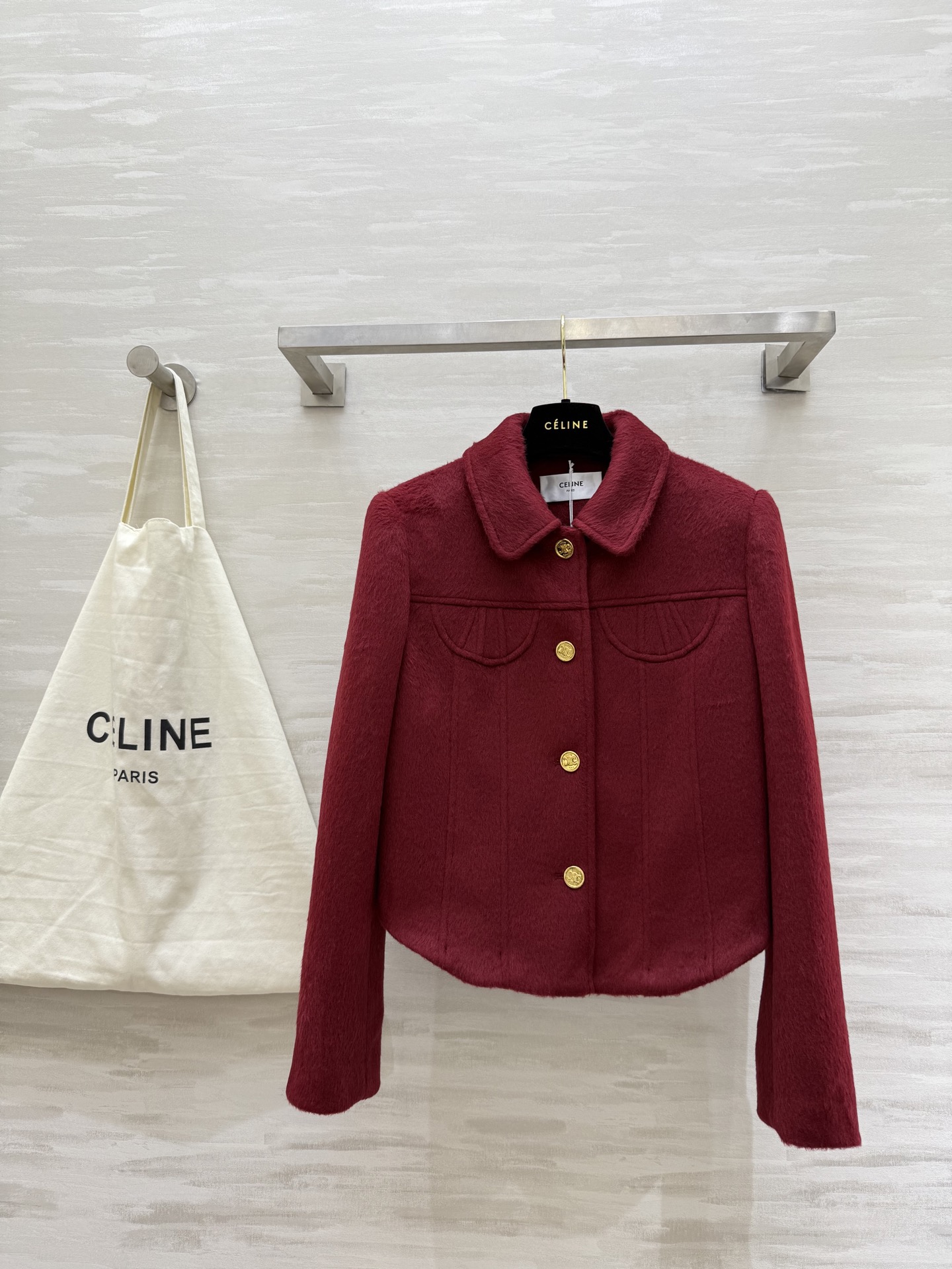 NO:687448,#Celin new style retro red jacket, wool blended fabric, classic lapel, golden buttons, full of sophistication, curved hem design, looks great with high-waisted pants or skirts, short cut to optimize body proportions, easy to control for daily commuting or leisure, elegant and advanced, fashionable must-have, high-quality customization, available in stock for the first time, size S/M/L (S size bust 92, length 51, celine, skirts, jackets & coats,19860909#Celin新款 复古红外套 羊毛混纺面料 经典翻领 金色纽扣 精致感满满 弧形下摆设计 搭配高腰裤或裙装都很出彩 短款剪裁优化身材比例 日常通勤或休闲都能轻松驾驭 优雅高级 时髦精必入 高品质定制 现货首发sizeS/M/L（s码胸围92,衣长51,,celine,skirts,jackets & coats,,Women's clothing