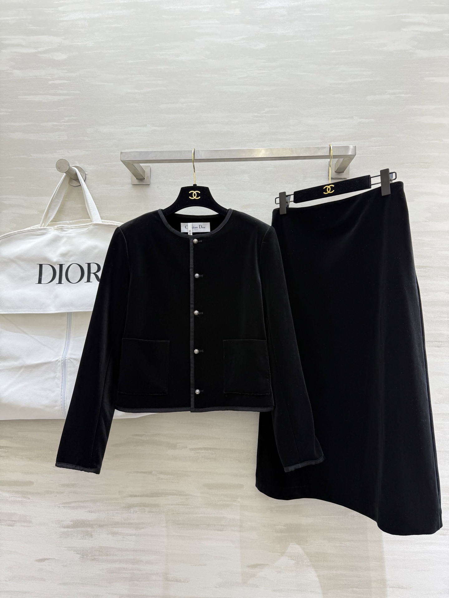 NO:687453,#DIO new style retro Hepburn style velvet suit, elegant and high-end, high-quality customization, available in stock first size S/M/L (S size bust 92, length 49, waist 68, hip 94, skirt length 75),, dior, skirts,19860909#DIO新款 复古赫本风 丝绒套装 优雅高级 高品质定制 现货首发sizeS/M/L（s码胸围92,衣长49,腰围68,臀围94,裙长75）,,dior,skirts,,Women's clothing