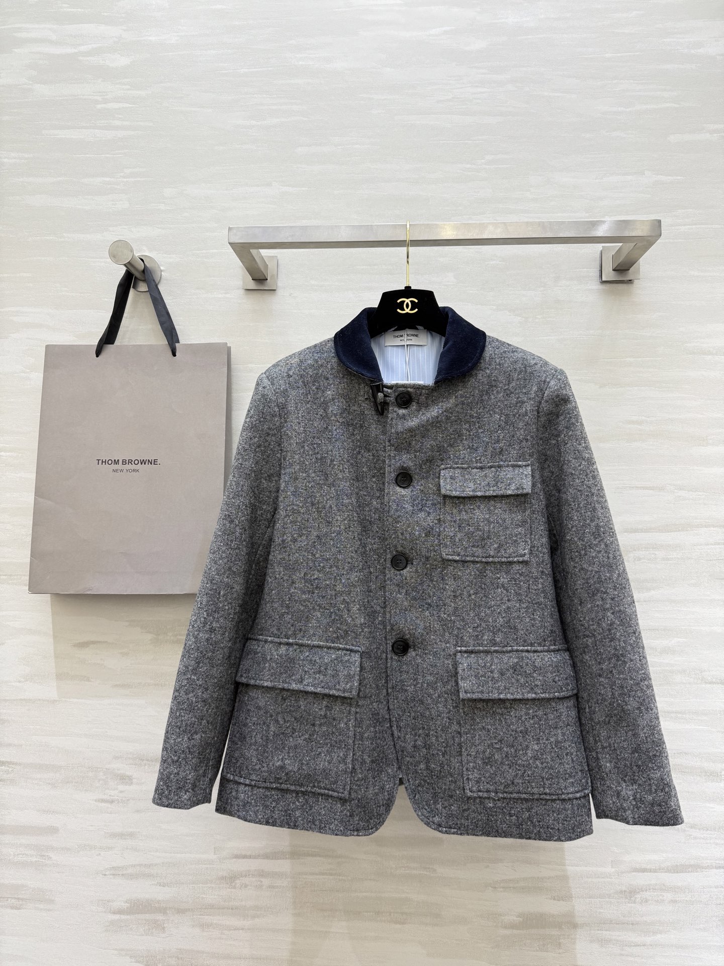 NO:687464,#Thom Brown's new gray wool tweed jacket, classic tweed material, single-breasted lapel design, high-quality customization, ready for sale, sizeS/M/L (S size bust 98, length 63),,jackets & coats,19860909#Thom Brown新款 灰色羊毛花呢外套 经典花呢材质 单排扣翻领设计 高品质定制 现货首发sizeS/M/L（s码胸围98,衣长63）,,jackets & coats,,Women's clothing