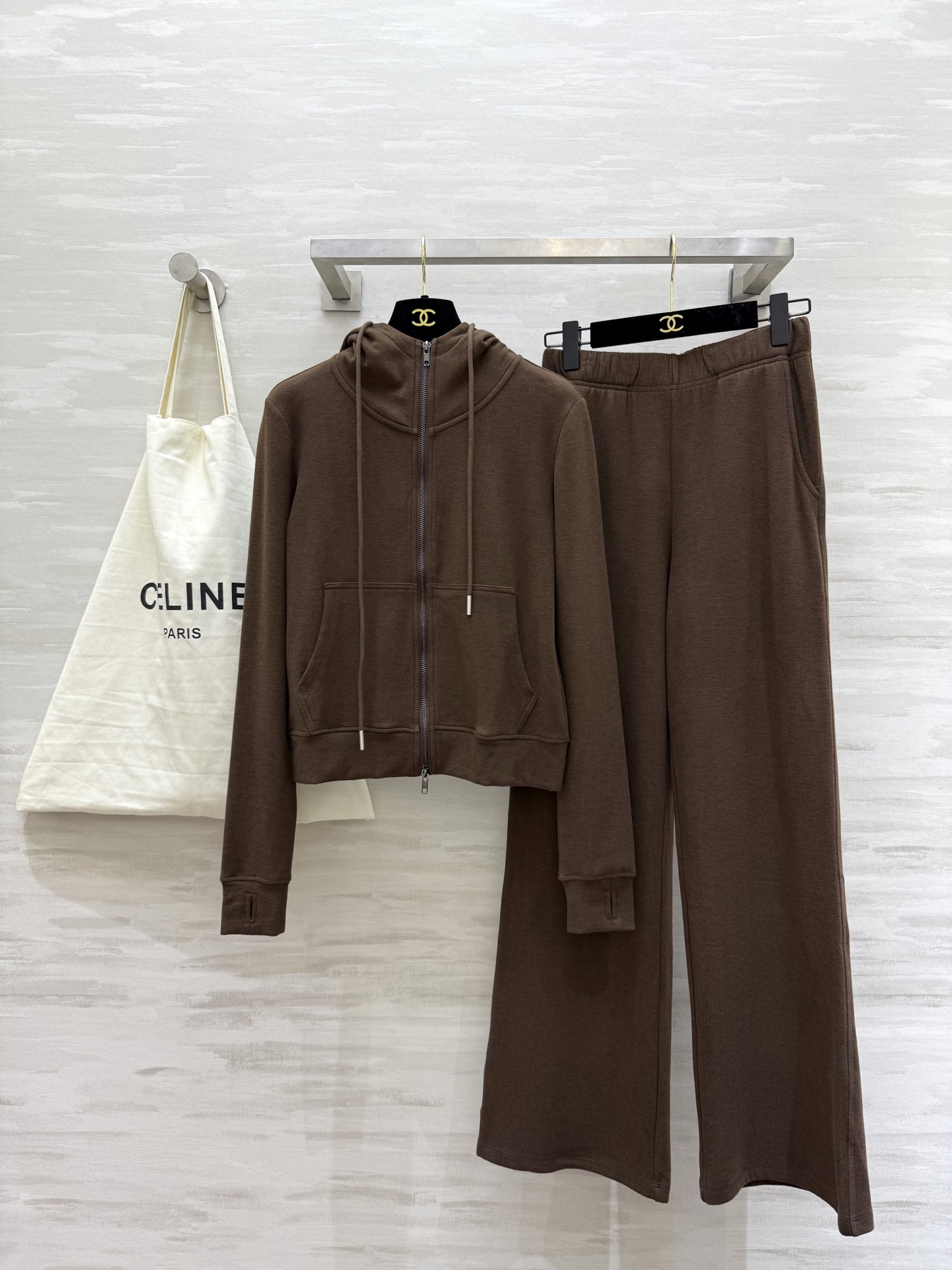 NO:687447,#Celin new hooded casual suit, minimalist and casual, fashionable and stylish, high-quality customization, available in stock first size S/M/L/XL (M size shoulder width 38, chest 90, length 52, elastic waist 66, trouser length 104),,celine,hats,19860909#Celin新款 连帽休闲套装 极简休闲 时髦有范 高品质定制 现货首发sizeS/M/L/XL（M码肩宽38,胸围90,衣长52,松紧腰围66,裤长104）,,celine,hats,,Women's clothing