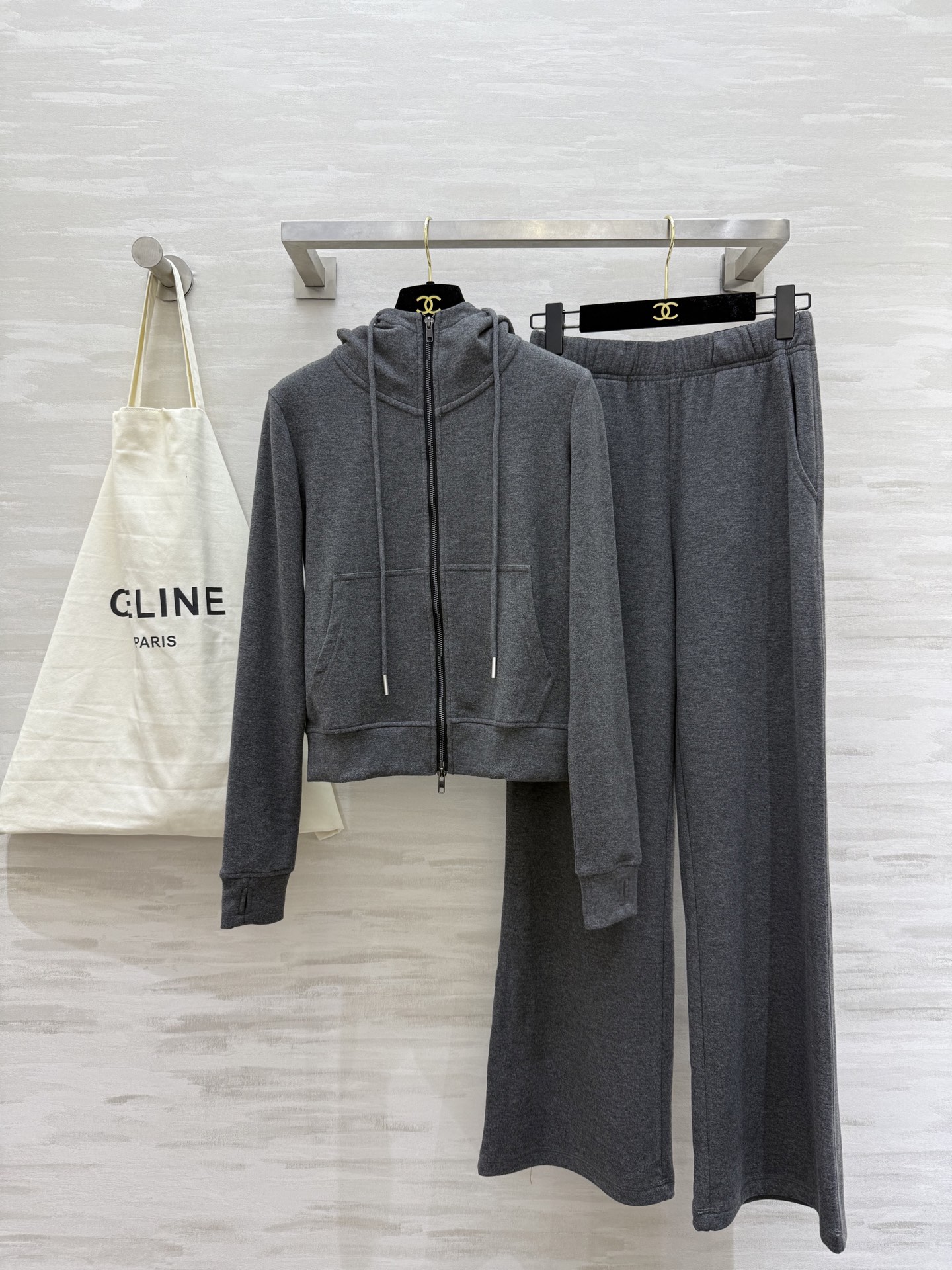 NO:687452,#Celin new hooded casual suit, minimalist and casual, fashionable and stylish, high-quality customization, available in stock first size S/M/L/XL (M size shoulder width 38, chest 90, length 52, elastic waist 66, trouser length 104),,celine,hats,19860909#Celin新款 连帽休闲套装 极简休闲 时髦有范 高品质定制 现货首发sizeS/M/L/XL（M码肩宽38,胸围90,衣长52,松紧腰围66,裤长104）,,celine,hats,,Women's clothing
