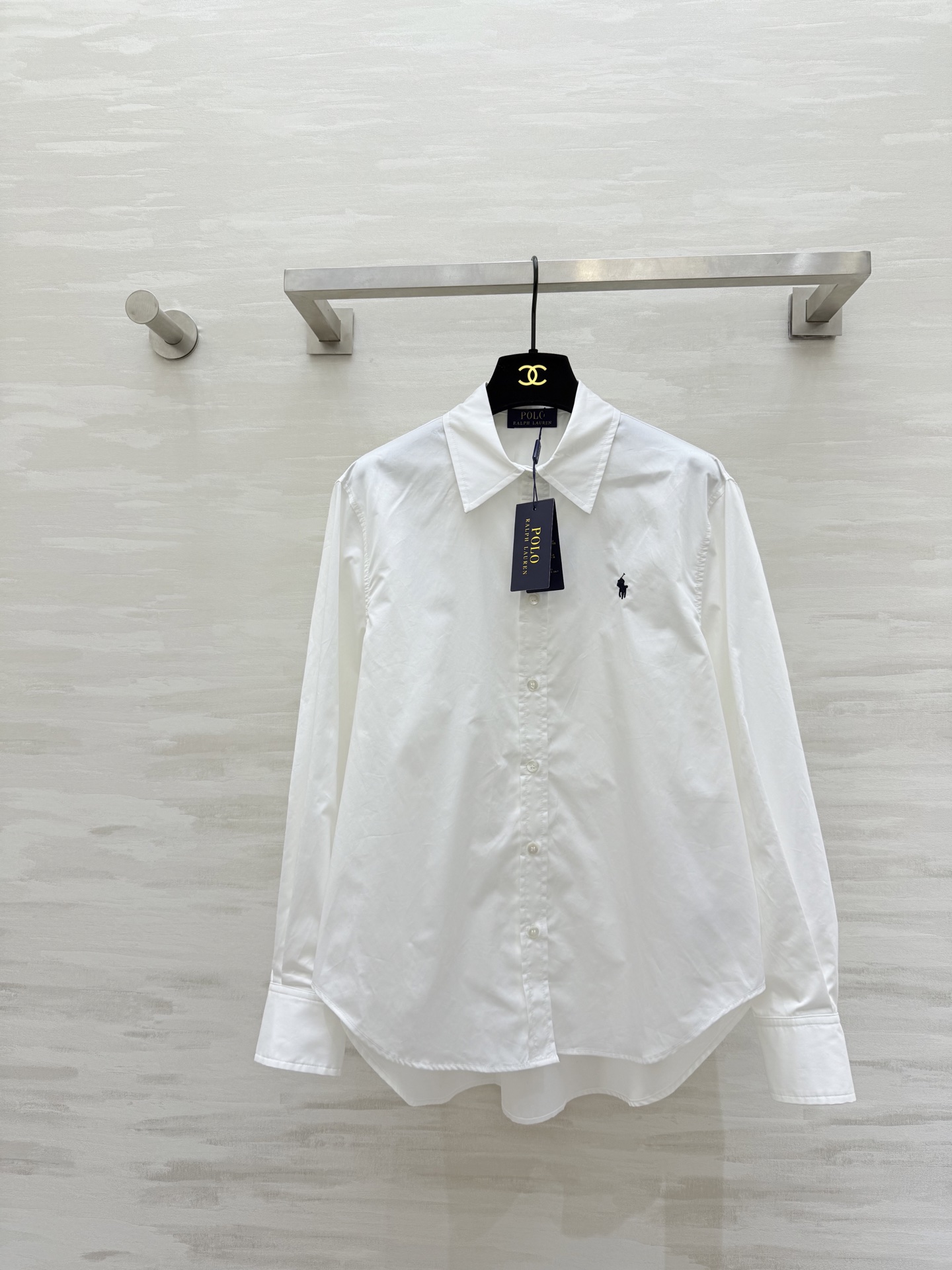 NO:687454,Ralph Lauren's new classic pony embroidered shirt, pure cotton, soft and breathable, perfect for daily commuting or leisure! The design of the pointed collar and long sleeves is simple and elegant. The pony embroidery on the left chest is very stylish. The tailoring is comfortable and versatile. It can be worn alone or layered with jackets! Easily switch between multiple styles ~ High-quality customization, ready-made first size S/M/L (M size shoulder width 40, bust 100, length 62-70, loro piana, jackets & coats,19860909Ralph Lauren新款 经典小马刺绣衬衣 纯棉柔软透气 日常通勤或休闲都很适合！尖领长袖设计简约大方 左胸小马刺绣超有辦识度 剪裁舒适又百搭 单穿或叠搭外套都很OK！轻松切换多种风格~高品质定制 现货首发sizeS/M/L（M码肩宽40,胸围100,衣长62-70,,loro piana,jackets & coats,,Women's clothing