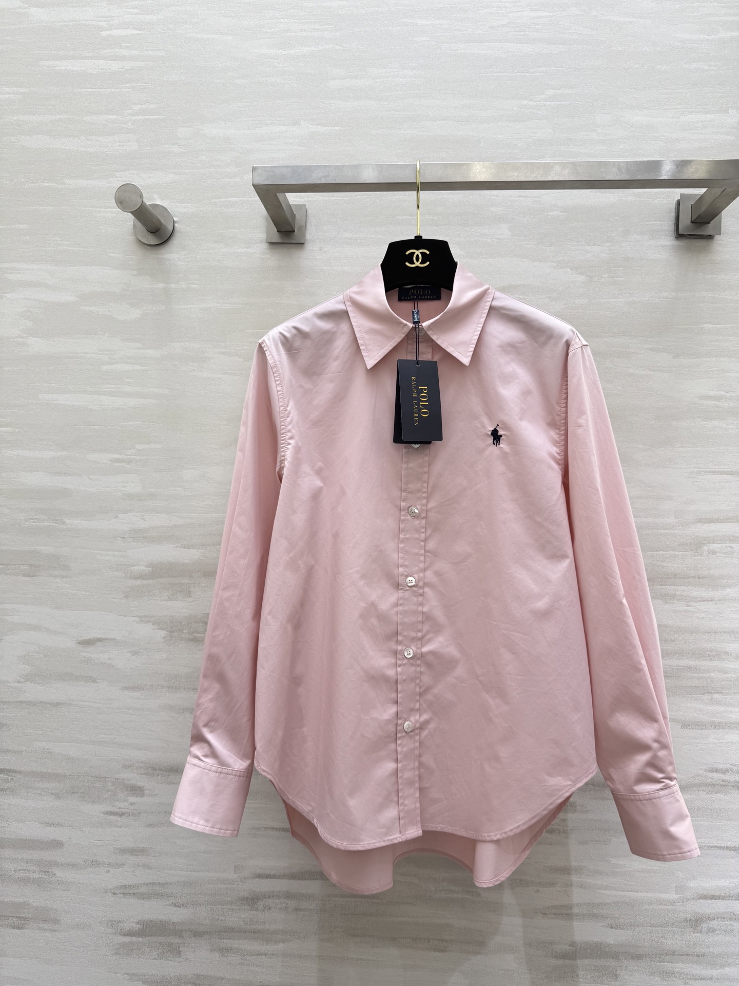 NO:687459,Ralph Lauren's new classic pony embroidered shirt, pure cotton, soft and breathable, perfect for daily commuting or leisure! The design of the pointed collar and long sleeves is simple and elegant. The pony embroidery on the left chest is very stylish. The tailoring is comfortable and versatile. It can be worn alone or layered with jackets! Easily switch between multiple styles ~ High-quality customization, ready-made first size S/M/L (M size shoulder width 40, bust 100, length 62-70, loro piana, jackets & coats,19860909Ralph Lauren新款 经典小马刺绣衬衣 纯棉柔软透气 日常通勤或休闲都很适合！尖领长袖设计简约大方 左胸小马刺绣超有辦识度 剪裁舒适又百搭 单穿或叠搭外套都很OK！轻松切换多种风格~高品质定制 现货首发sizeS/M/L（M码肩宽40,胸围100,衣长62-70,,loro piana,jackets & coats,,Women's clothing