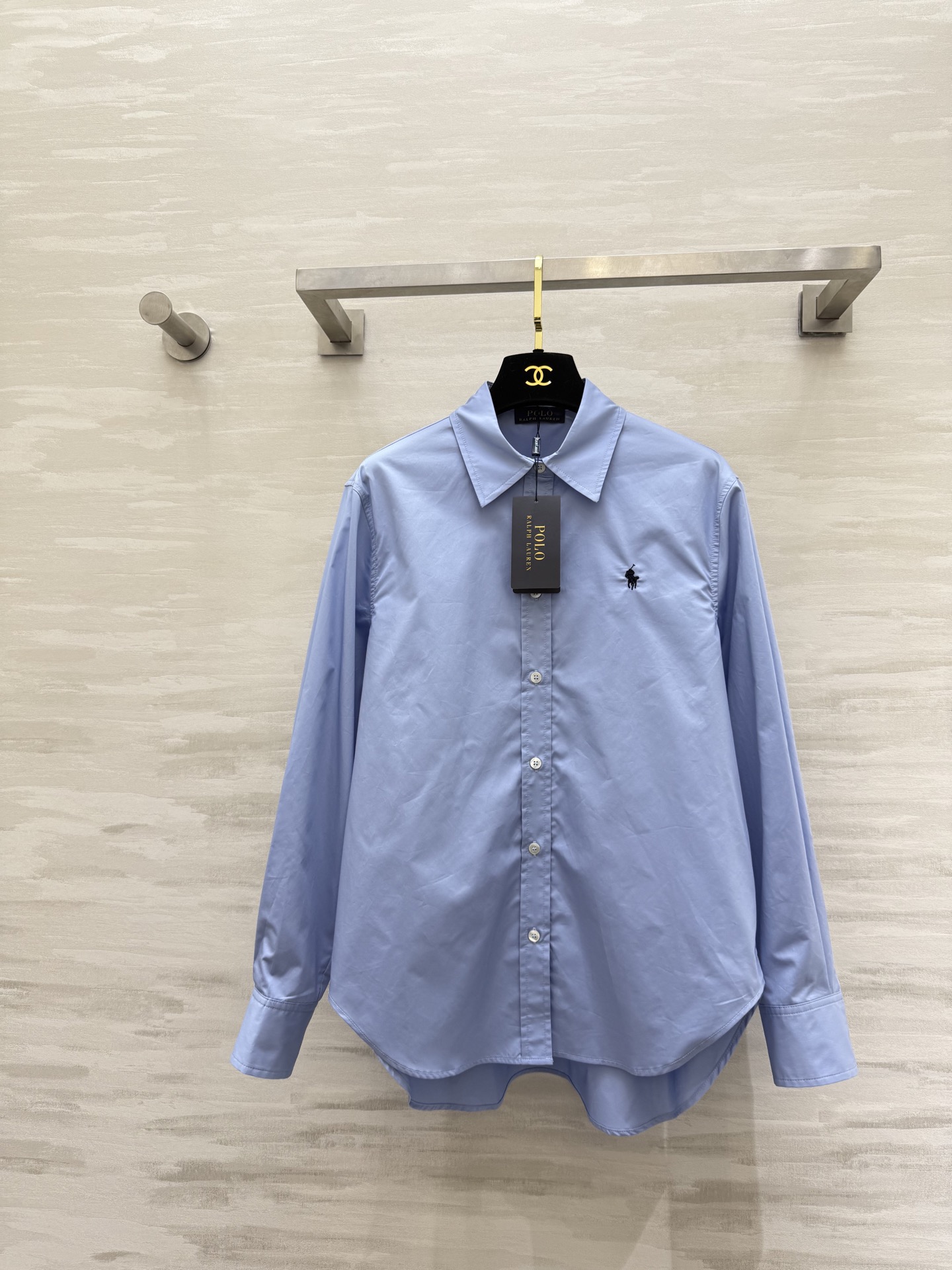 NO:687461,Ralph Lauren's new classic pony embroidered shirt, pure cotton, soft and breathable, perfect for daily commuting or leisure! The design of the pointed collar and long sleeves is simple and elegant. The pony embroidery on the left chest is very stylish. The tailoring is comfortable and versatile. It can be worn alone or layered with jackets! Easily switch between multiple styles ~ High-quality customization, available in stock first size S/M/L (shoulder width M 40, bust 100, length 62-70), loro piana, jackets & coats,19860909Ralph Lauren新款 经典小马刺绣衬衣 纯棉柔软透气 日常通勤或休闲都很适合！尖领长袖设计简约大方 左胸小马刺绣超有辦识度 剪裁舒适又百搭 单穿或叠搭外套都很OK！轻松切换多种风格~高品质定制 现货首发sizeS/M/L（M码肩宽40,胸围100,衣长62-70）,,loro piana,jackets & coats,,Women's clothing