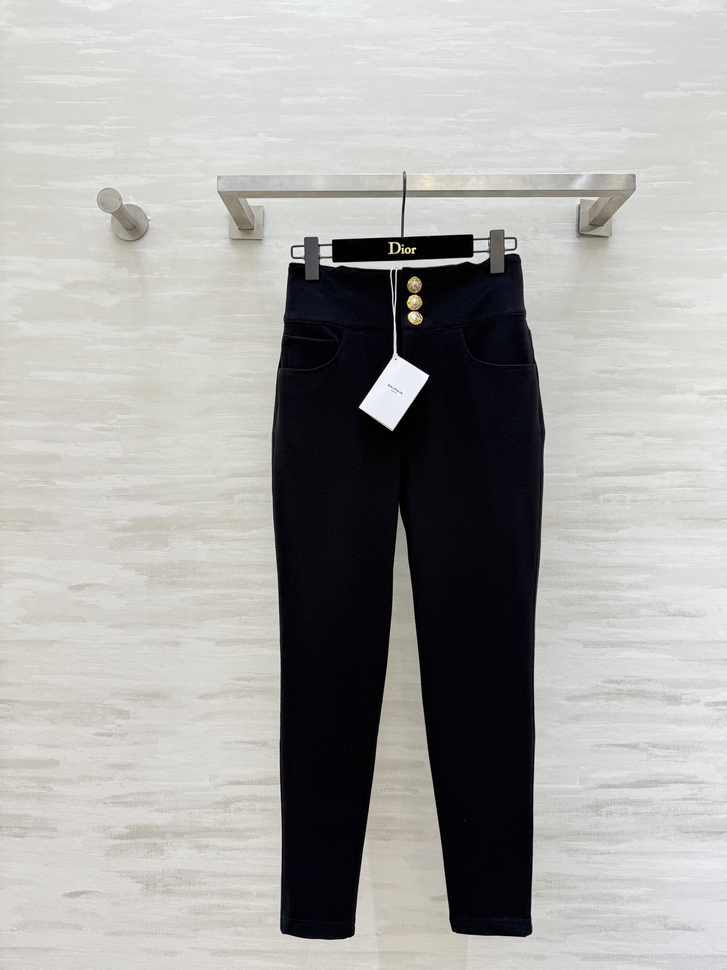 NO:687463,#balma's new style of black leggings, classic black, gold three-breasted buttons, full of brand feel, high waist design to modify the waistline, elongating the leg proportions, leggings fit the legs, making you look slimmer and longer!  The fabric is soft and elastic! High-quality customization. Available in stock first size S/M/L (S size waist 64, pants length 92),, balmain,19860909#balma新款 黑色小脚裤 经典黑色 金色三排扣 品牌感满满 高腰设计修饰腰线 拉长腿部比例 小脚裤型贴合腿部 显瘦又显腿长！面料柔软有弹性!高品质定制 现货首发sizeS/M/L（s码腰围64,裤长92）,,balmain,,Women's clothing