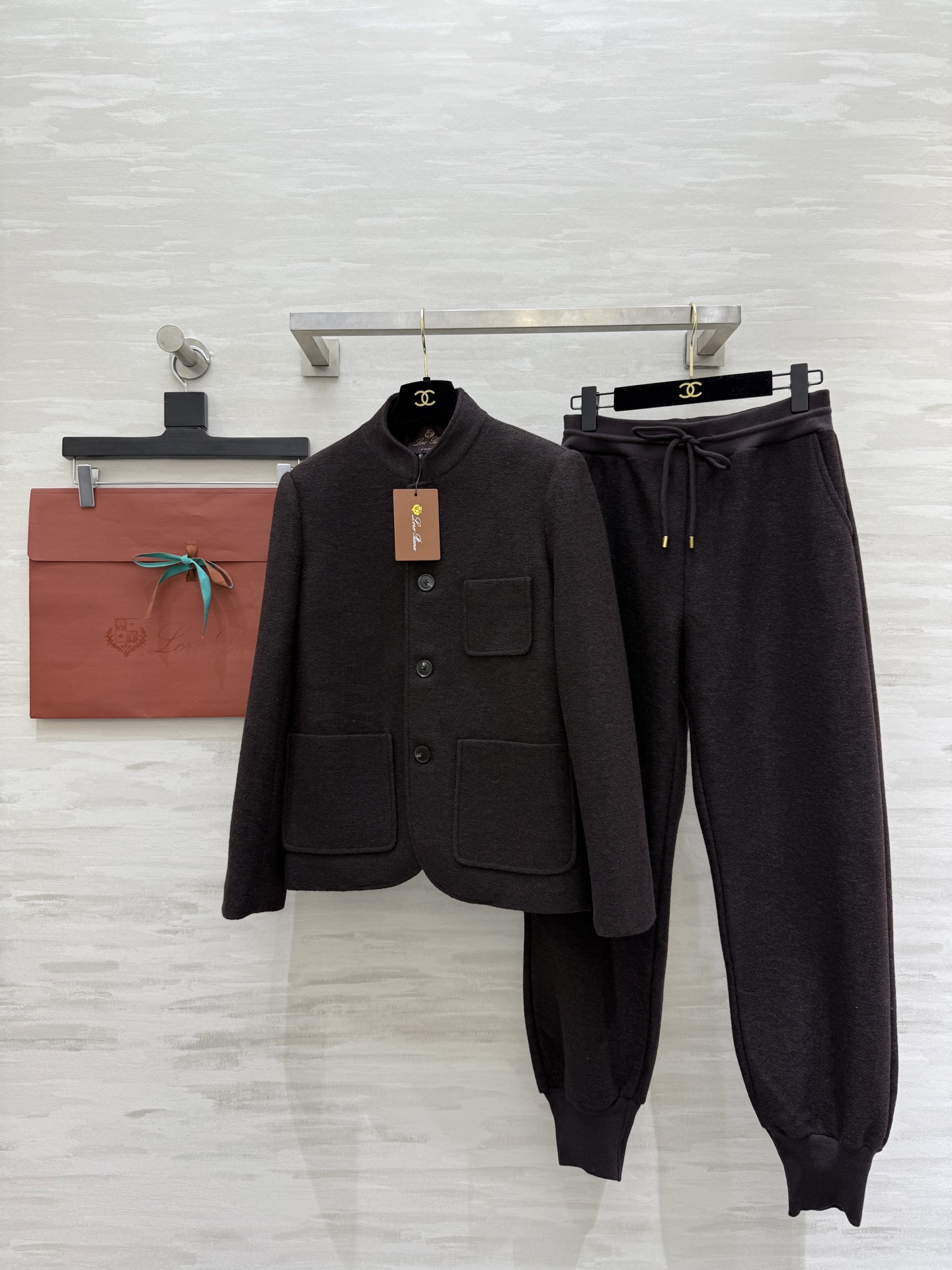 NO:687477,#Loro Pian Spagna series stand-up collar jacket is made of wool blended fabric with a crisp and comfortable texture. Dark brown color is low-key and elegant. Stand-up collar + single-breasted design. Simple and elegant. Super texture. Clean cut. Can be easily worn for commuting or formal occasions!  Looks great paired with skirts and trousers!  Easily create an “old money” style!  High-quality customization, available in stock first size S/M/L (S size shoulder width 38, bust 90, length 58), loro piana, skirts, jackets & coats,19860909#Loro Pian Spagna系列立领外套 采用羊毛混纺面料质地挺括又舒适 深咖色低调优雅 立领+单排扣设计 简约大气 超有质感 剪裁利落 通勤或正式场合都能轻松驾驭！搭配裙装裤装都很出彩！轻松打造“老钱风”穿搭风格！高品质定制 现货首发sizeS/M/L（s码肩宽38,胸围90,衣长58）,,loro piana,skirts,jackets & coats,,Women's clothing