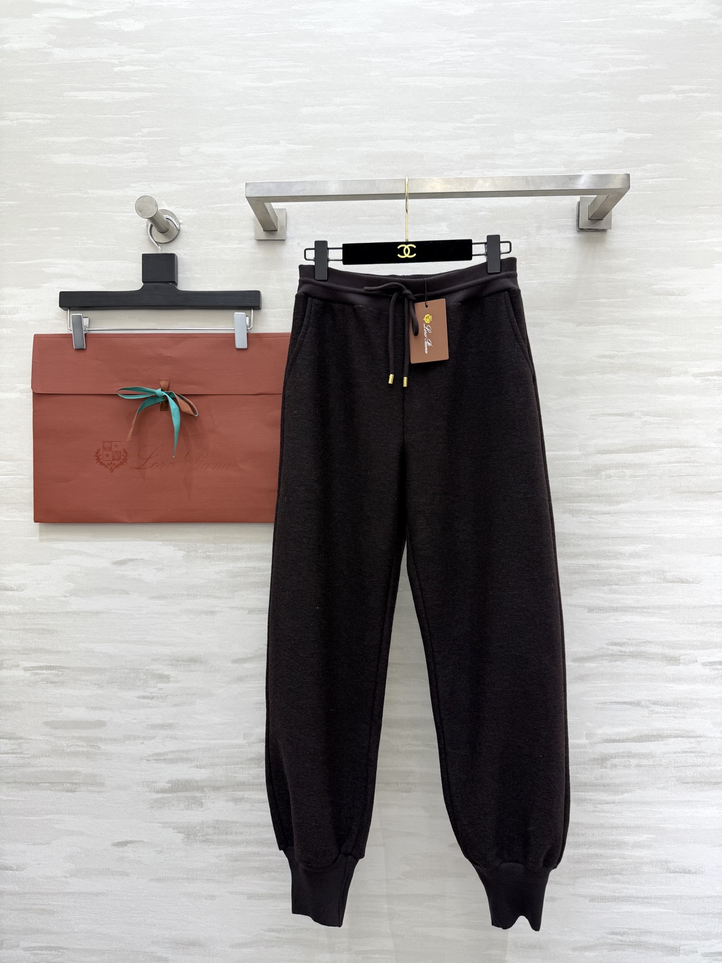NO:687483,#Loro Pian Spagna series tapered wool trousers are made of wool blended fabric with a crisp and comfortable texture. The dark brown color is low-key and elegant. It is super textured and neatly cut. It can be easily worn for commuting or formal occasions!  Easily create an “old money” style!  High-quality customization, available in stock first size S/M/L (S size waist 66, hip 96, pants length 98),, loro piana,19860909#Loro Pian Spagna系列 锥形羊毛长裤 采用羊毛混纺面料质地挺括又舒适 深咖色低调优雅 超有质感 剪裁利落 通勤或正式场合都能轻松驾驭！轻松打造“老钱风”穿搭风格！高品质定制 现货首发sizeS/M/L（s码腰围66,臀围96,裤长98）,,loro piana,,Women's clothing