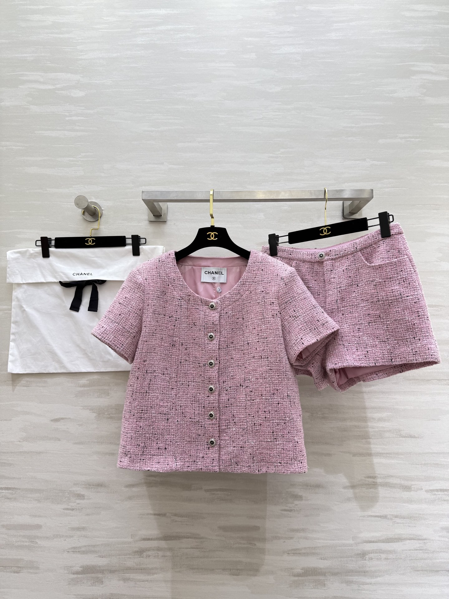 NO:687488,#Chane New High-end Handicraft Workshop Series Pink Tweed Suit Classic Tweed Material Fine Woven Texture Metal Button Embellishment Elegant and Delicate Pink Tender and Romantic Suitable for Spring and Summer Short Sleeve Design Comfortable and Fashionable Shorts Playful and Flexible Can Be Easily Used in Daily or Formal Occasions High Quality Customization  Available in stock first size S/M/L (S size shoulder width 40, bust 96, length 52, waist 68, hip 88, pants length 32),,chanel,shorts,T-shirt,19860909#Chane新款 高级手工坊系列 粉色粗花呢套装 经典粗花呢材质 细腻编织纹理 金属纽扣点缀优雅精致 粉色温柔浪漫 春夏穿超适合 短袖设计舒适又时髦 短裤俏皮灵动日常或正式场合都能轻松驾驭 高品质定制 现货首发sizeS/M/L（s码肩宽40,胸围96,衣长52,腰围68,臀围88,裤长32）,,chanel,shorts,T-shirt,,Women's clothing