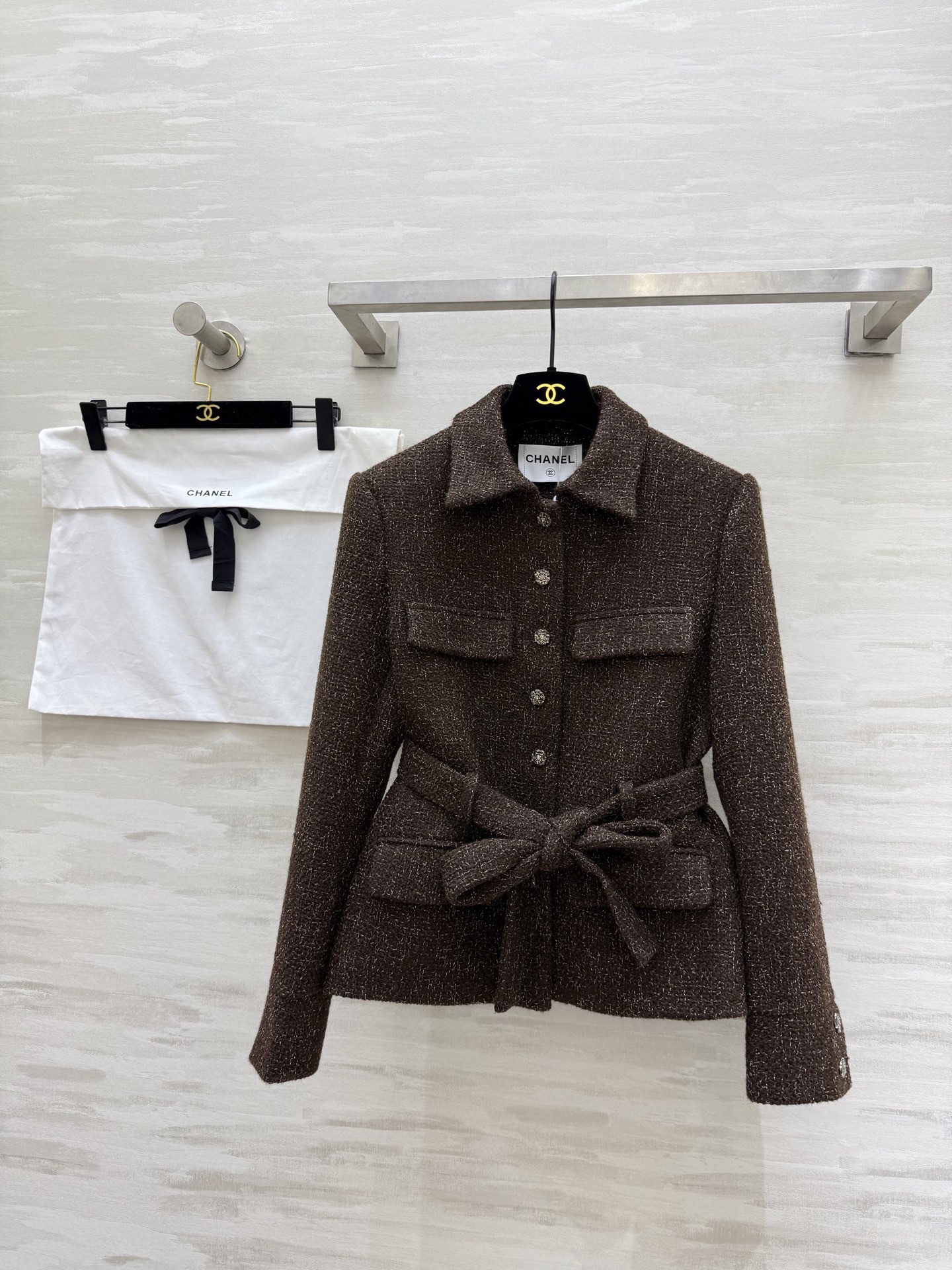 NO:687495,#Chane new style braided tweed strapped jacket. Customized tweed BulingBiling is full of dazzling. High-quality customization. Available in stock. SizeS/M/L (S size bust 88, length 53),,chanel,jackets & coats,19860909#Chane新款 编织花呢绑带外套 定制花呢BulingBuling耀眼十足 高品质定制 现货首发sizeS/M/L（s码胸围88,衣长53）,,chanel,jackets & coats,,Women's clothing