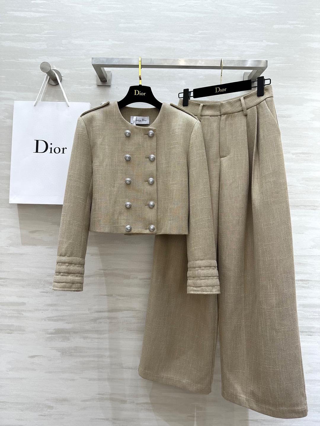 NO:687489,#DIO new style double-breasted decorative suit, modern and fashionable, three-dimensional tailoring upper body, high-end, high-quality customization, available in stock first size S/M/L (S size shoulder width 40, bust 96, length 49, pants waist 66, hip 110, trouser length 105),, dior,19860909#DIO新款 双排扣装饰套装 摩登时髦 立体剪裁版型上身大气高级 高品质定制 现货首发sizeS/M/L（s码肩宽40,胸围96,衣长49,裤子腰围66,臀围110,裤长105）,,dior,,Women's clothing