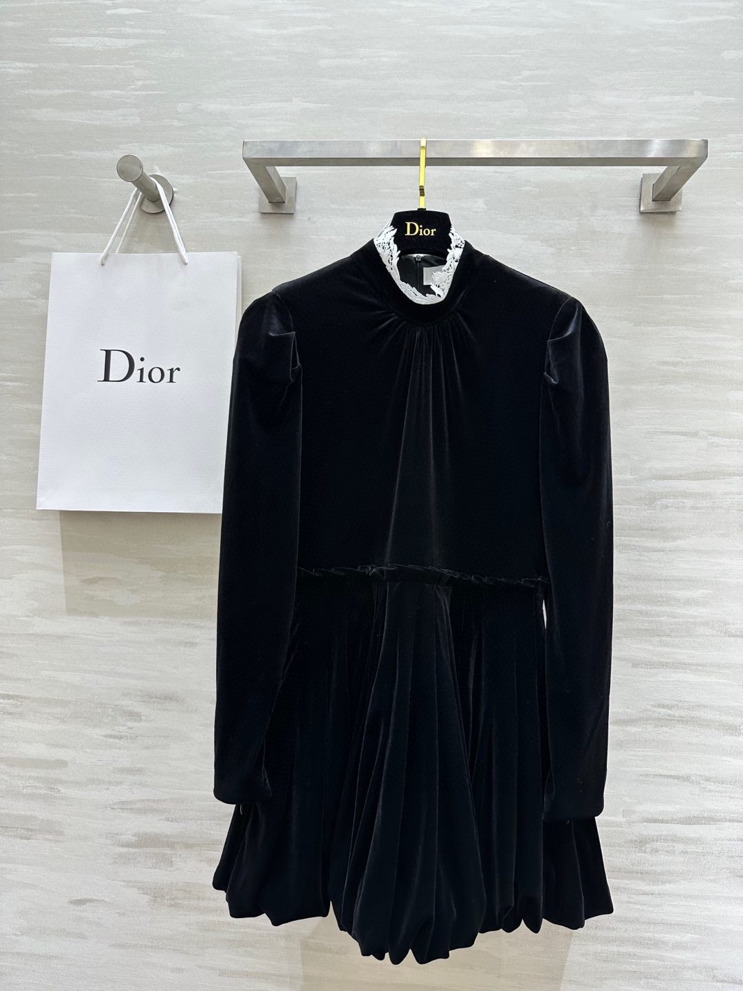 NO:687494,#DioCruise velvet puff-sleeved long-sleeved velvet dress. The heavy-duty water-soluble flower stitching on the collar perfectly presents retro elegance. The upper body is slim and elegant. The original pattern is invincible. High-quality customization. Ready for sale. Size 36/38/40/42 (M size shoulder width 38, bust 98, waist 80, skirt length 88),, dior, skirts,19860909#DioCruise丝绒泡泡袖长袖丝绒连衣裙 领部重工水溶花拼接完美呈现复古优雅 上身大气显瘦 原版打版 版型无敌棒 高品质定制 现货首发size36/38/40/42（M码肩宽38,胸围98,腰围80,裙长88）,,dior,skirts,,Women's clothing