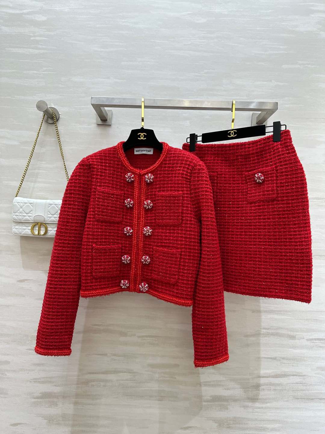 NO:689391,#SP Couture Heavy industry and noble feeling knitted suit, small fragrant knitting, classic rhinestone buckle embellishment, high waistline design elongates the body line proportions, outlines the graceful figure, looks very noble temperament, wears it and she immediately feels like a noble lady. High quality, available in stock first size S/M/L/XL (M size shoulder width 37, bust 96, length 50, skirt waist 72, skirt length 48), women's clothing, skirts,19860909#SP高订 重工贵气感针织套装 小香风针织 经典水钻扣点缀 高腰线设计拉长身材线条比例 勾勒出曼妙的身材 显得非常高贵的气质 穿上她即刻拥有气质名媛的感觉 高品质 现货首发sizeS/M/L/XL（M码肩宽37,胸围96,衣长50,半裙腰围72,裙长48）,女装,skirts,,Women's clothing