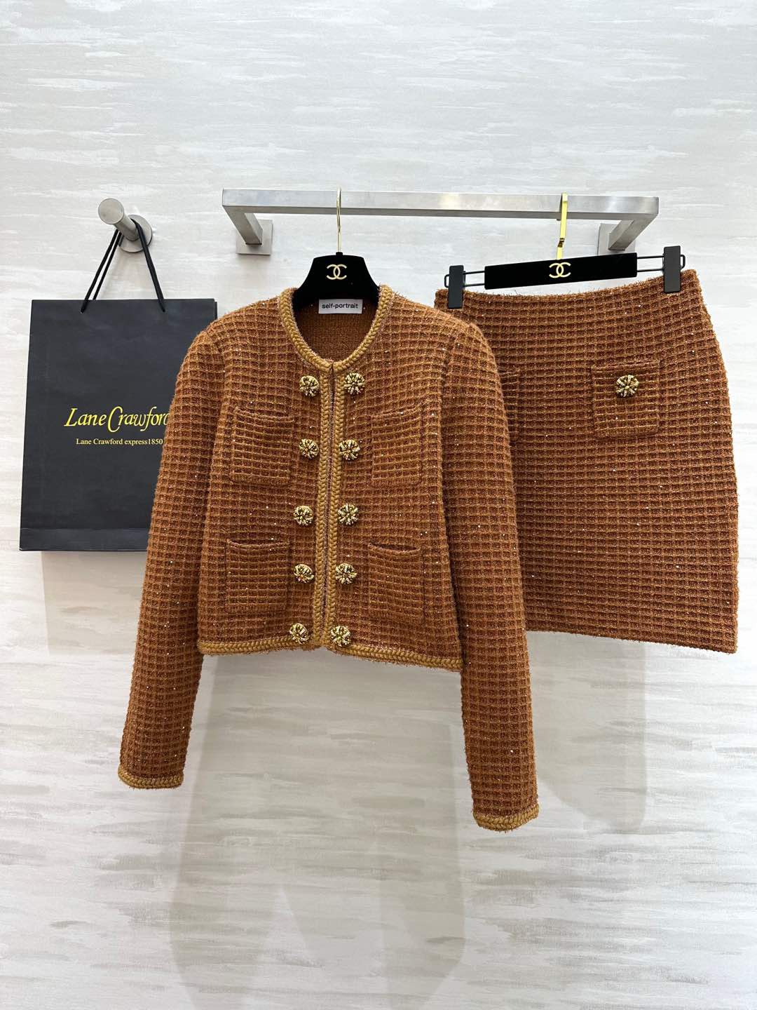 NO:689382,#SP Couture Heavy industry and noble feeling knitted suit, small fragrant knitting, classic rhinestone buckle embellishment, high waistline design elongates the body line proportions, outlines the graceful figure, looks very noble temperament, wears it and she immediately feels like a noble lady. High quality, available in stock first size S/M/L/XL (M size shoulder width 37, bust 96, length 50, skirt waist 72, skirt length 48), women's clothing, skirts,19860909#SP高订 重工贵气感针织套装 小香风针织 经典水钻扣点缀 高腰线设计拉长身材线条比例 勾勒出曼妙的身材 显得非常高贵的气质 穿上她即刻拥有气质名媛的感觉 高品质 现货首发sizeS/M/L/XL（M码肩宽37,胸围96,衣长50,半裙腰围72,裙长48）,女装,skirts,,Women's clothing