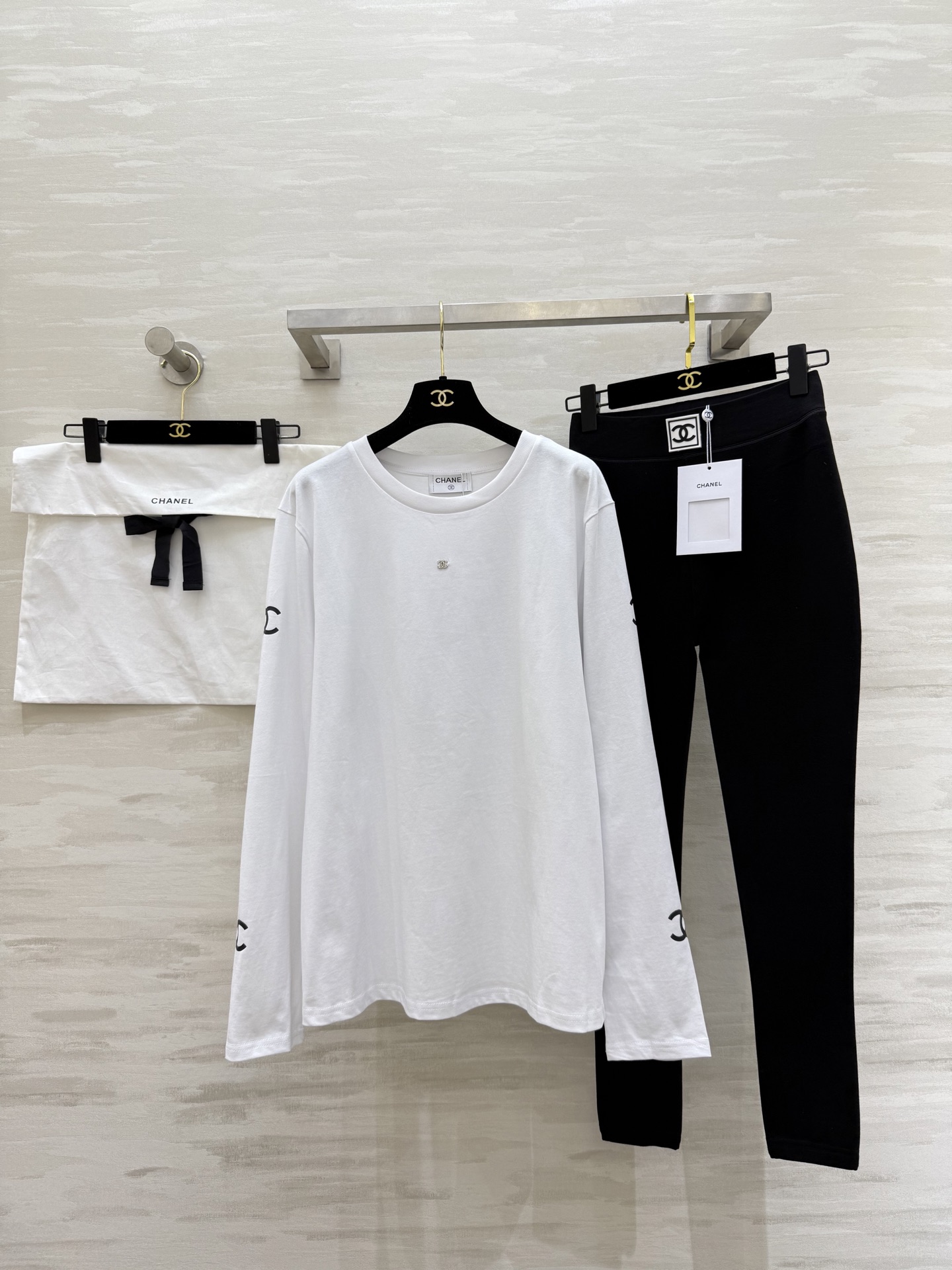 NO:689387,#Chane new style long-sleeved top, suitable for all seasons, customized pure cotton fabric, loose Os version, high-quality customization, available in stock first size S/M/L (shoulder width M size 46, bust 104, length 69), Chanel-clothing, chanel, chanel,19860909#Chane新款 长袖上衣 四季穿 定制纯棉面料 宽松Os版型 高品质定制 现货首发sizeS/M/L（M码肩宽46,胸围104,衣长69）,香奈儿-服装,chanel,chanel,,Women's clothing