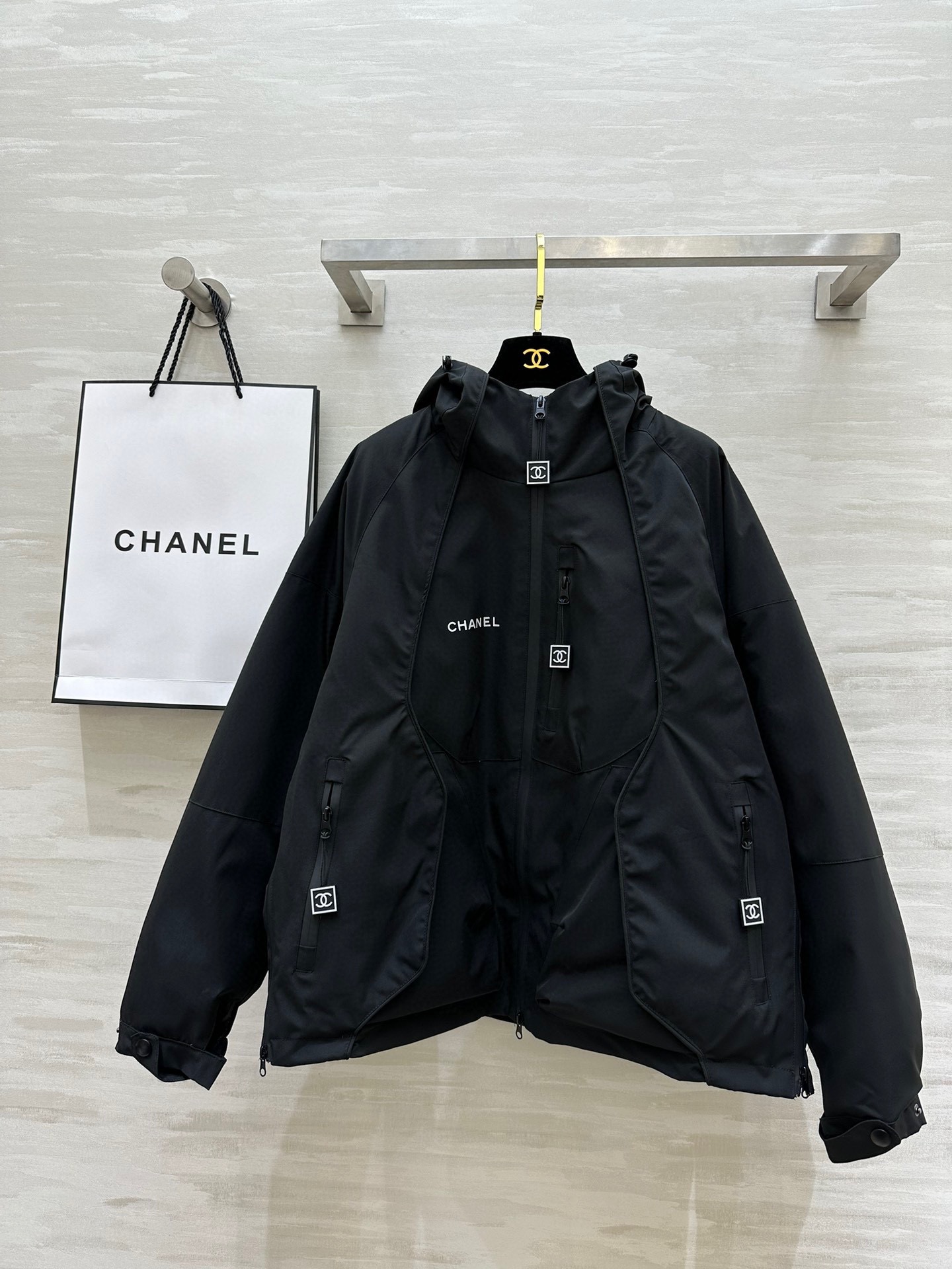 #𝗖𝗛𝗔𝗡𝗘𝗟中古系列连帽羽绒棉冲锋衣外套 后背logo超级时髦 超级好看 男女同款哦！ 内里填充羽绒棉