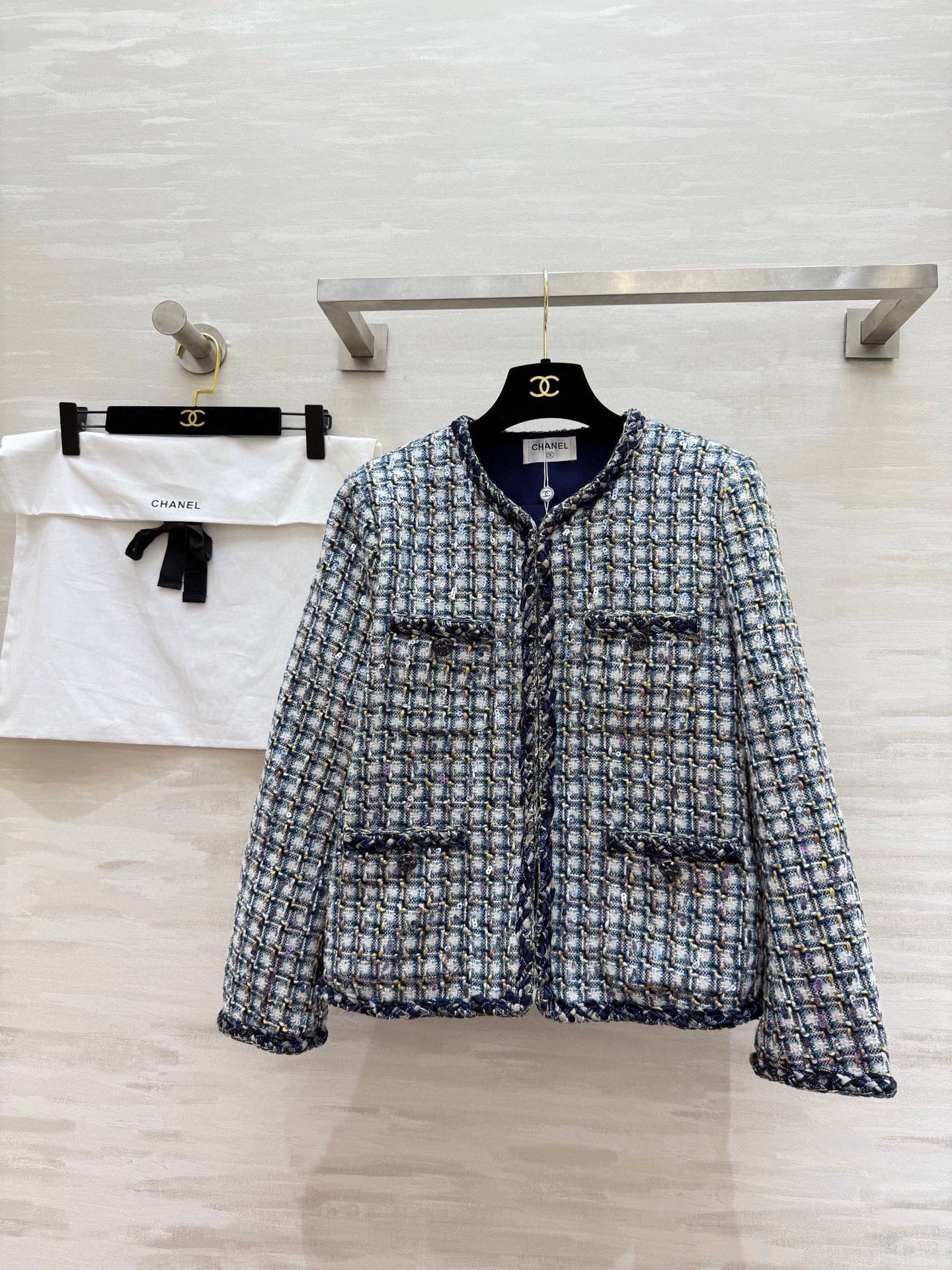 NO:689369,#Chane tweed jacket. The blue, white and black geometric pattern is elegant and high-end. It is equipped with exquisite buttons and pockets. It is full of details. The fabric is warm and textured. It can be easily used for commuting, dating and daily life in autumn and winter. Paired with high-waisted pants or skirts, it directly enhances the temperament. A must-have for urban girls' wardrobe. High-quality customization.  Available in stock now: size 36/38/40/42/44 (size 38, shoulder width 38, bust 90, length 56), Chanel - clothing, chanel, chanel, skirts, jackets & coats,19860909#Chane粗花呢外套 蓝白黑几何图案优雅又高级 搭配精致纽扣和口袋 细节满分 面料保暖又有质感 秋冬通勤、约会、日常都能轻松驾驭 搭配高腰裤或半裙 气质直接拉满 都市女生衣橱必备 高品质定制 现货首发size36/38/40/42/44（38码肩宽38,胸围90,衣长56）,香奈儿-服装,chanel,chanel,skirts,jackets & coats,,Women's clothing