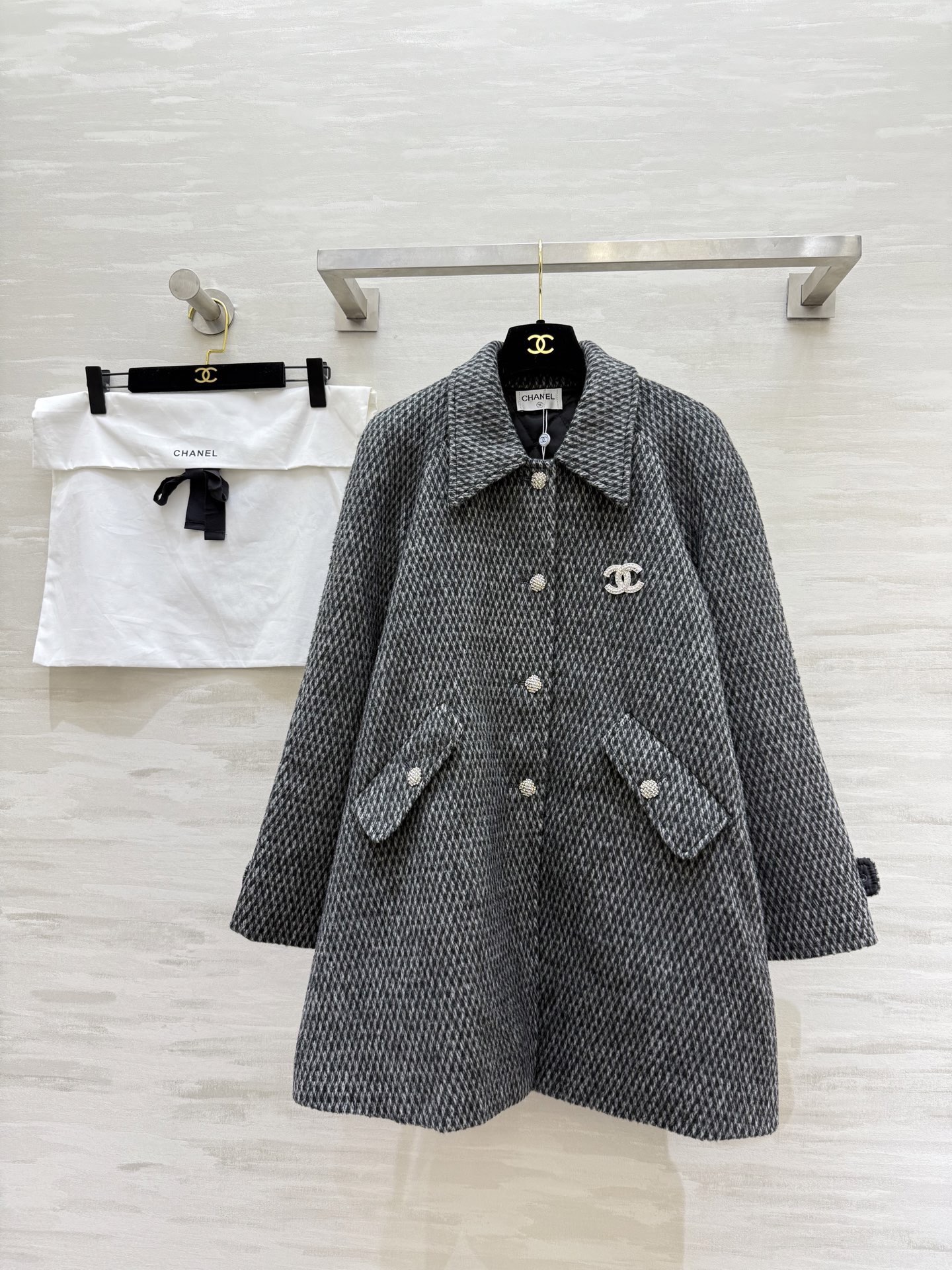NO:689360,#Chane new alpaca cape coat, high quality customization, available in stock first size S/M/L/XL (S size shoulder width 37, bust 106, length 78.5), Chanel-clothing, chanel, chanel,19860909#Chane新款 羊驼毛斗篷式大衣 高品质定制 现货首发sizeS/M/L/XL（s码肩宽37,胸围106,衣长78.5）,香奈儿-服装,chanel,chanel,,Women's clothing