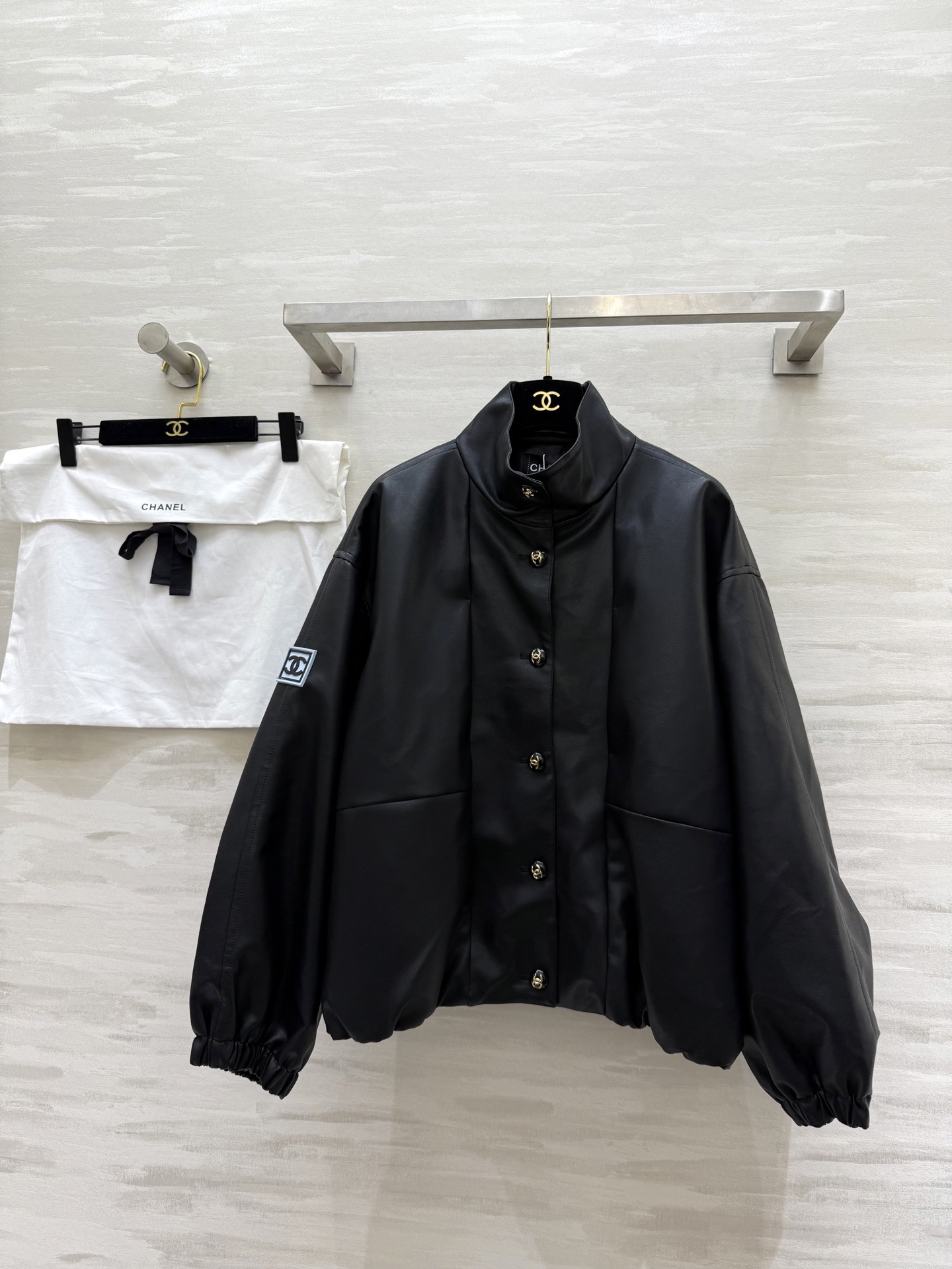 NO:689368,#Chane New Second-hand Series Environmentally Friendly Leather Stand-Collar Jacket High-Quality Customized Available Now First Size36/38/40 (38 Shoulder Width 54, Bust 140, Clothes Length 57), Chanel - clothing, chanel, chanel, jackets & coats,19860909#Chane新款 中古系列 环保皮立领外套 高品质定制 现货首发size36/38/40（38肩宽54,胸围140,衣长57）,香奈儿-服装,chanel,chanel,jackets & coats,,Women's clothing