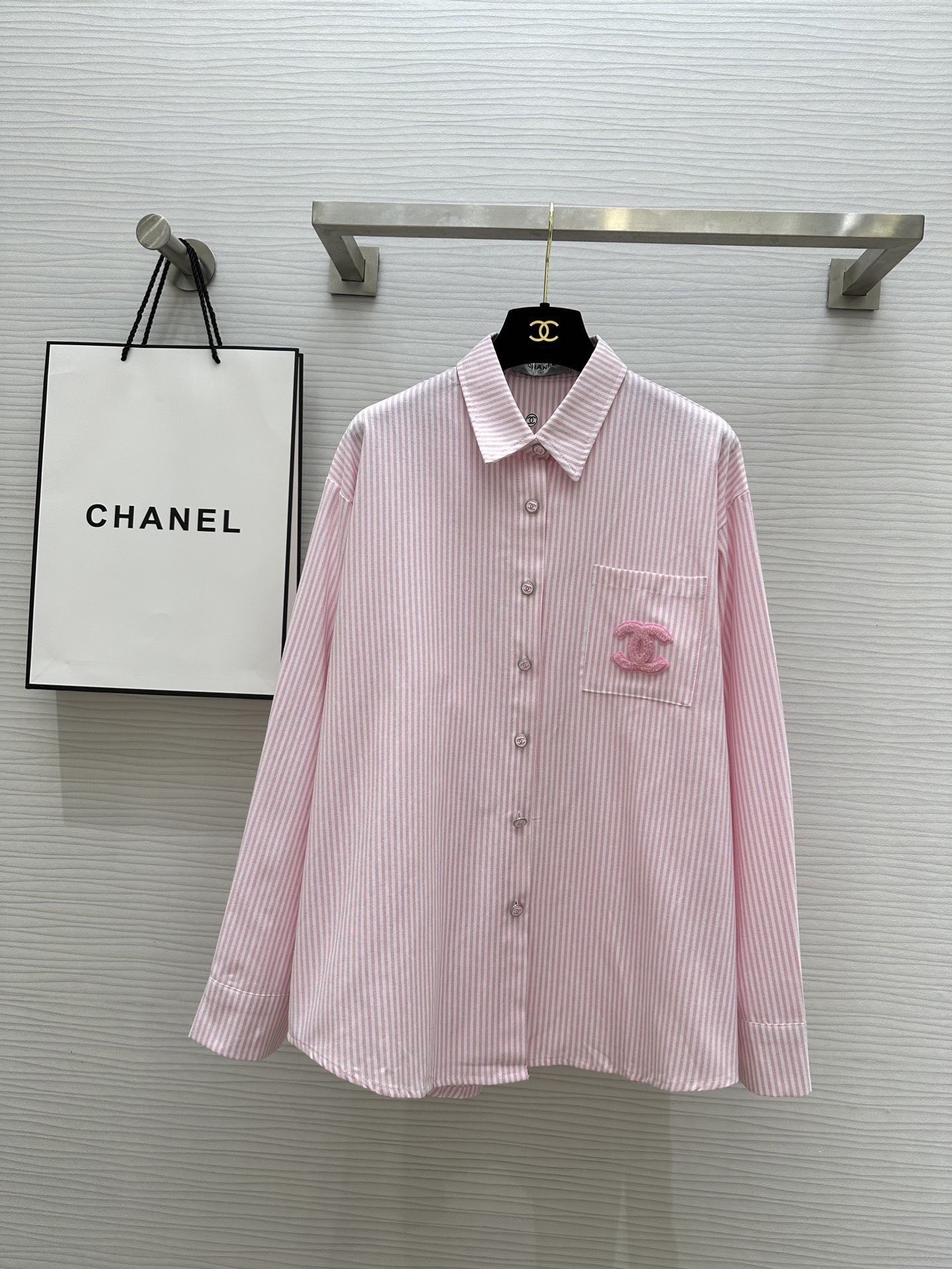 NO:689364,#Chane pink striped mid-century style shirt, super whitening color, high-quality customization, available in stock, size 36/38/40 (shoulder width 48, bust 114, length 73-76), Chanel-clothing, chanel, chanel,19860909#Chane粉色条纹中古风衬衣 超级显肤白的颜色 高品质定制 现货首发size36/38/40（38码肩宽48,胸围114,衣长73-76）,香奈儿-服装,chanel,chanel,,Women's clothing