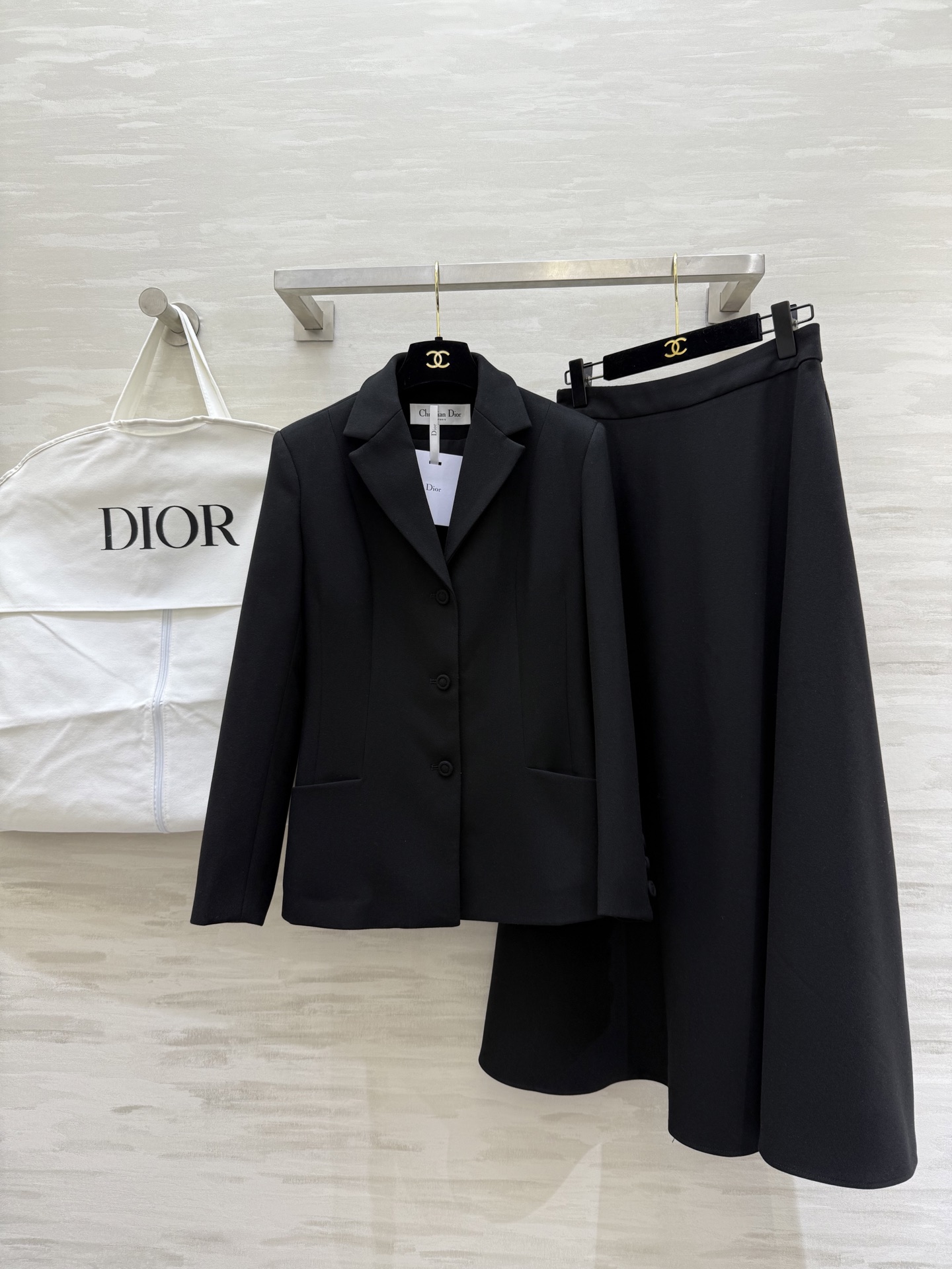 NO:689334,#DIO New Suit Suit Slim-fitting blazer + high-waisted long skirt Elegant and high-end coat with gun lapels Three-button design Sharp tailoring Highlights your capable temperament  coats, business suits,19860909#DIO新款 西装套装 修身西装外套+高腰长裙 优雅高级 外套枪驳领 三粒扣设计 剪裁利落 凸显干练气质 A字伞裙设计走路自带优雅氛围 高品质定制 现货首发sizeS/M/L/XL（S码肩宽39,胸围98,衣长62,半裙腰围66,裙长88）,迪奥-服装,dior,dior,skirts,jackets & coats,business suit,,Women's clothing