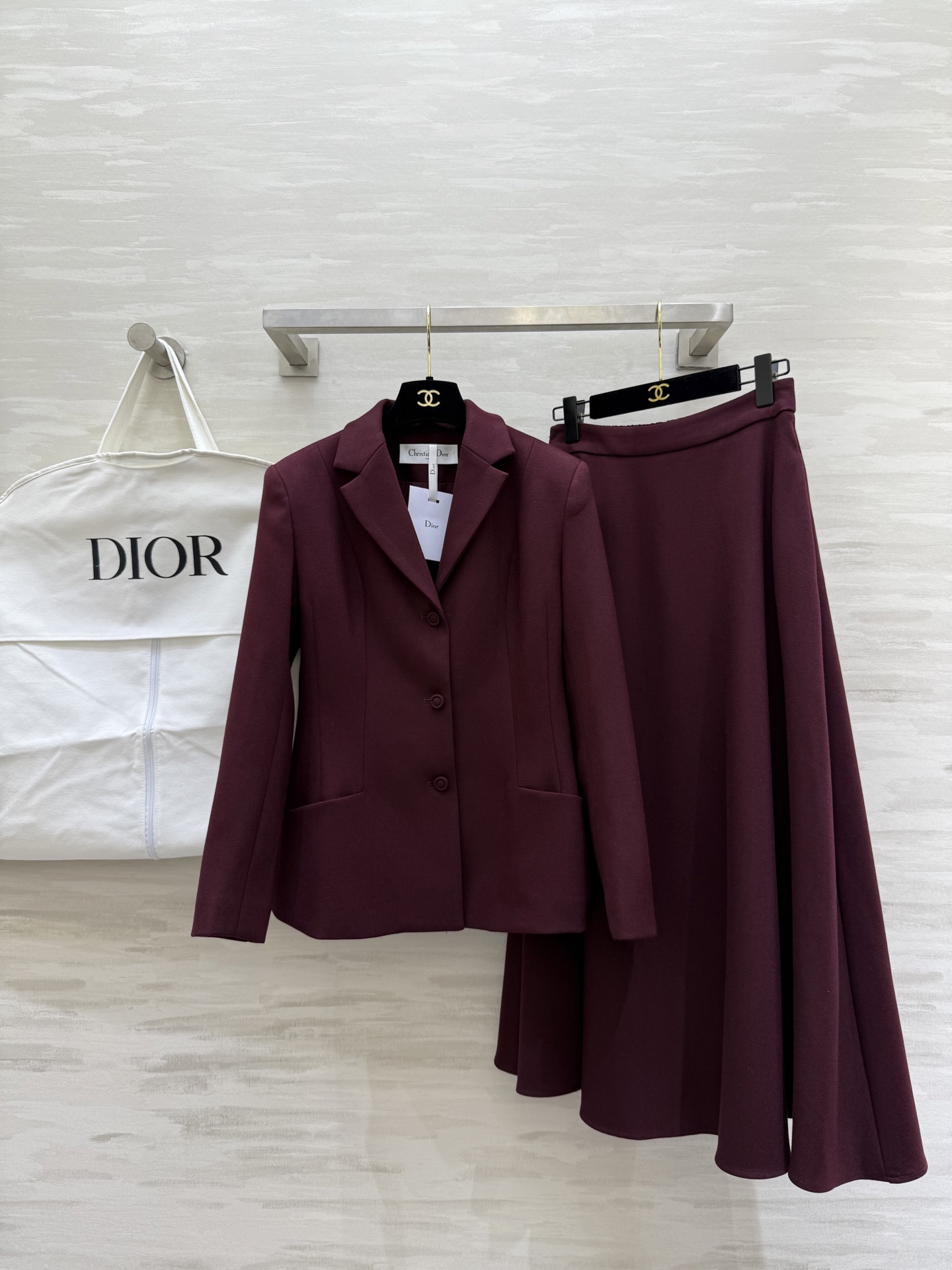 NO:694628,#DIO New Suit Suit Slim-fitting suit jacket + high-waisted long skirt Elegant and high-end Coat with gun lapels Three-button design Sharp tailoring Highlights the capable temperament19860909#DIO新款 西装套装 修身西装外套+高腰长裙 优雅高级 外套枪驳领 三粒扣设计 剪裁利落 凸显干练气质 A字伞裙设计走路自带优雅氛围 高品质定制 现货首发sizeS/M/L/XL（S码肩宽39,胸围98,衣长62,半裙腰围66,裙长88）,,dior,skirts,jackets & coats,business suit,,Women's clothing