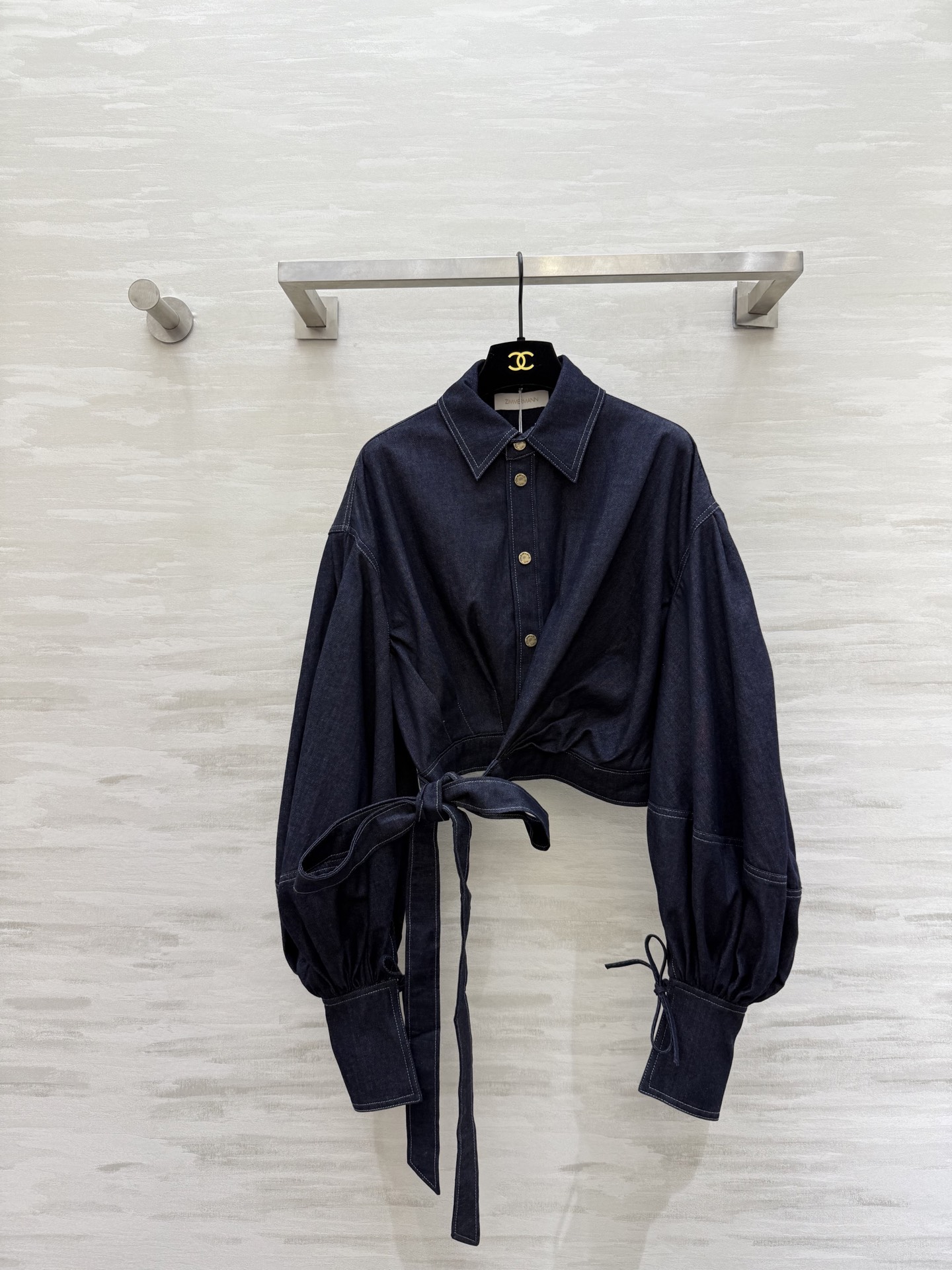 NO:689337,#Zimmerman Early Spring Vacation Series Rebellion denim shirt. Wrap-style design + wide lantern sleeves. Adjustable cuff drawstrings. Waist tie to tighten waist to show figure. Light-colored washed denim fabric. V-neck + gold buttons. Retro and romantic. Full of vacation atmosphere ~ high-quality customization. Ready-made first size S/M/L (S size dropped shoulder width 51, bust 90, waist 68, length 87), Zimmerman-Clothing,19860909#Zimmerman早春度假系列 Rebellion牛仔衬衣 裹身式设计+宽大灯笼袖 袖口抽绳可调节 腰间系带收腰显身材 浅色水洗牛仔面料 V领+金色纽扣复古又浪漫 度假氛围感满满~高品质定制 现货首发sizeS/M/L（s码落肩宽51,胸围90,腰围68,衣长87）,兹默曼-服装,,Women's clothing