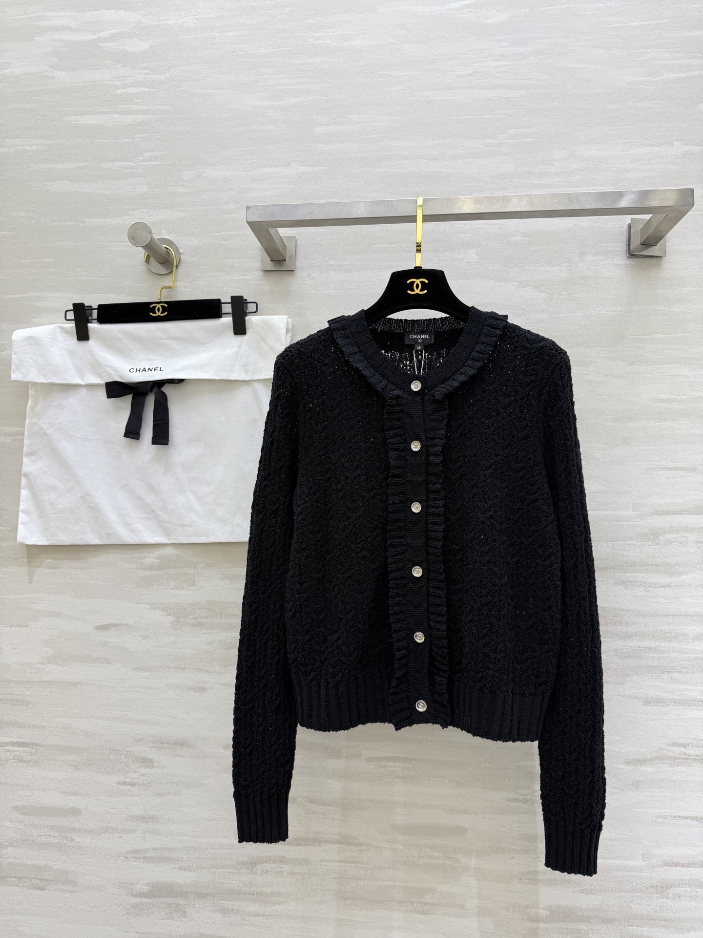 NO:695001,Chanel Jennie's same style yellow cardigan. Chane's early spring vacation series is really beautiful!  Wearing spring on your body will really show off your huge body~ High-quality customization, available now, size 36/38/40,,chanel,chanel,19860909人间香奈儿Jennie同款发财黄开衫. Chane 早春度假系真的太美了！ 把春天穿在身上真的巨巨显白~ 高品质定制 现货首发size36/38/40,,chanel,chanel,,Women's clothing