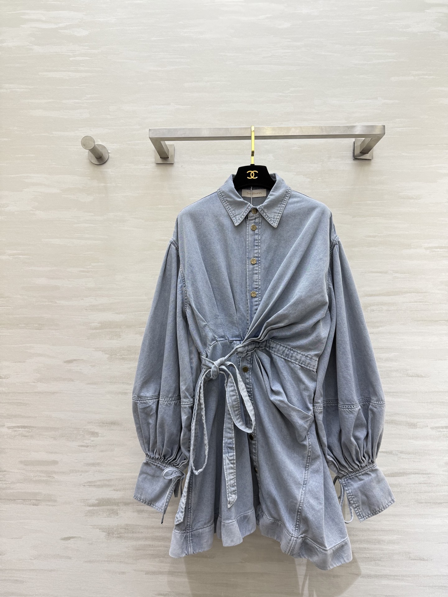 NO:689326,#Zimmerman early spring vacation series Rebellion denim dress, the same style as Lan Yingying!  Wrap-style design + wide lantern sleeves. Adjustable drawstrings at the cuffs. Belt at the waist to highlight the figure. Light-colored washed denim fabric. V-neck + gold buttons. Retro and romantic. Full of vacation atmosphere ~ high-quality customization. Ready-made first size S/M/L (S size shoulder width 51, bust 90, waist 68, length 87), Zimmerman-clothing, skirts,19860909#Zimmerman早春度假系列 Rebellion牛仔连衣裙 蓝盈莹同款！裹身式设计+宽大灯笼袖 袖口抽绳可调节 腰间系带收腰显身材 浅色水洗牛仔面料 V领+金色纽扣复古又浪漫 度假氛围感满满~高品质定制 现货首发sizeS/M/L（s码落肩宽51,胸围90,腰围68,衣长87）,兹默曼-服装,skirts,,Women's clothing