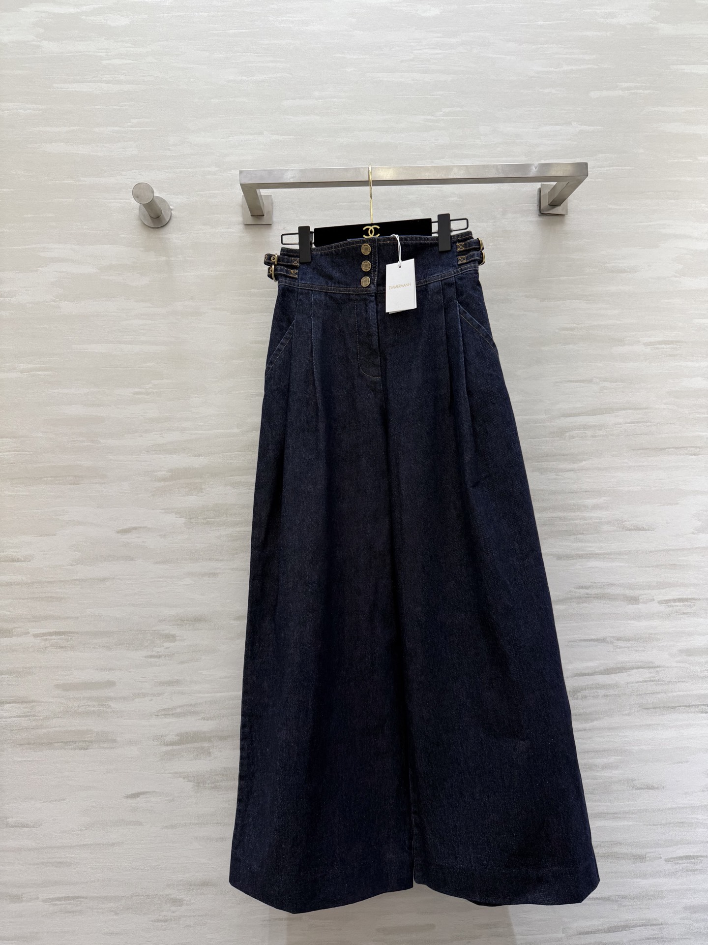 NO:689322,#Zimmerman holiday series high-waisted denim wide-leg pants. The denim fabric has great drape and stiffness!  The high waist + metal button design is retro and fashionable. The loose wide-leg version modifies the leg shape and makes it super slim. It can be easily used for daily commuting and leisure. Pair it with a shirt or jacket to easily get a lazy holiday style!  High-quality customization, available in stock first size S/M/L (S size waist 66, hip 100, pants length 110), Zimmerman-clothing, jackets & coats, shirts,19860909#Zimmerman度假系列 高腰牛仔阔腿裤 牛仔面料垂坠感和挺括度都很棒！高腰+金属纽扣设计复古又时髦 宽松阔腿版型 修饰腿型超显瘦日常通勤、休闲都能轻松驾驭 搭配衬衫或外套轻松get慵懒度假风！高品质定制 现货首发sizeS/M/L（s码腰围66,臀围100,裤长110）,兹默曼-服装,jackets & coats,shirts,,Women's clothing