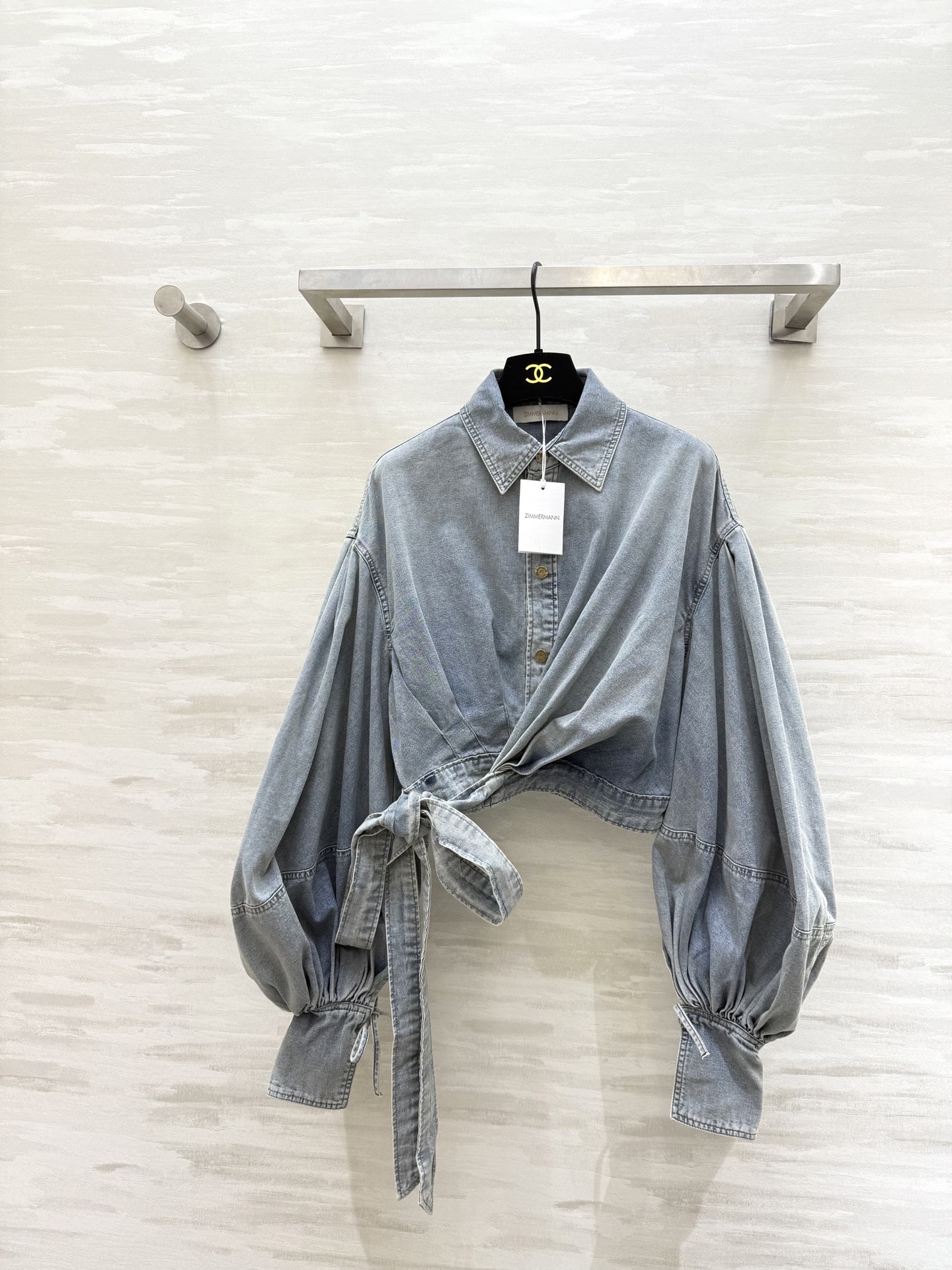 NO:689329,#Zimmerman Early Spring Vacation Series Rebellion denim shirt. Wrap-style design + wide lantern sleeves. Adjustable cuff drawstrings. Waist tie to tighten waist to show figure. Light-colored washed denim fabric. V-neck + gold buttons. Retro and romantic. Full of vacation atmosphere ~ high-quality customization. Ready-made first size S/M/L (S size dropped shoulder width 51, bust 90, waist 68, length 87), Zimmerman-Clothing,19860909#Zimmerman早春度假系列 Rebellion牛仔衬衣 裹身式设计+宽大灯笼袖 袖口抽绳可调节 腰间系带收腰显身材 浅色水洗牛仔面料 V领+金色纽扣复古又浪漫 度假氛围感满满~高品质定制 现货首发sizeS/M/L（s码落肩宽51,胸围90,腰围68,衣长87）,兹默曼-服装,,Women's clothing