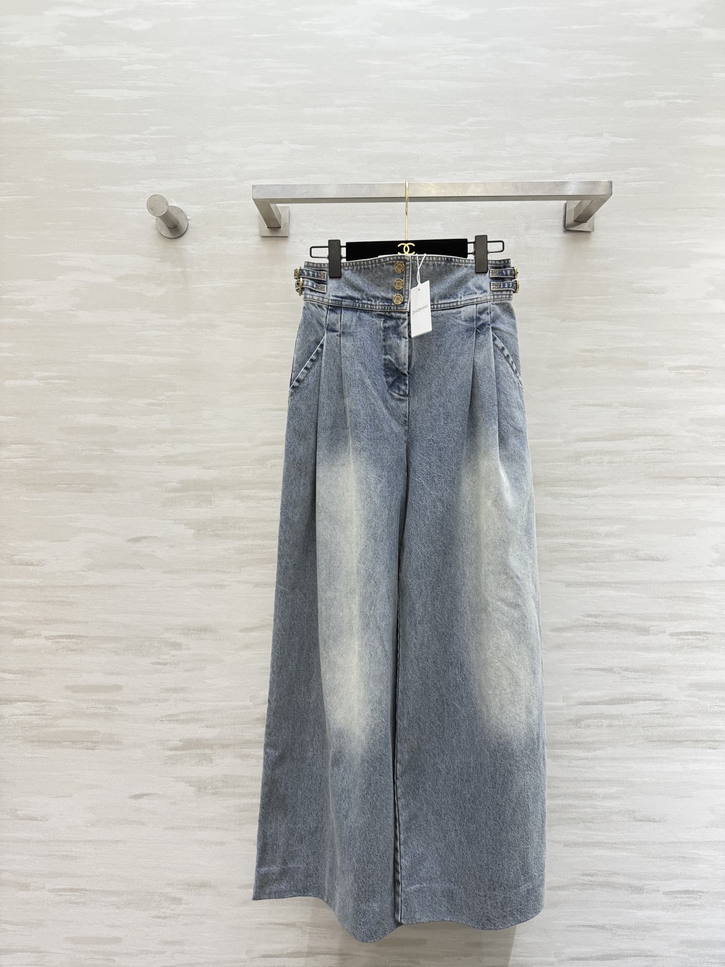 NO:689333,#Zimmerman holiday series high-waisted denim wide-leg pants. The denim fabric has great drape and stiffness!  The high waist + metal button design is retro and fashionable. The loose wide-leg version modifies the leg shape and makes it super slim. It can be easily used for daily commuting and leisure. Pair it with a shirt or jacket to easily get a lazy holiday style!  High-quality customization, available in stock first size S/M/L (S size waist 66, hip 100, pants length 110), Zimmerman-clothing, jackets & coats, shirts,19860909#Zimmerman度假系列 高腰牛仔阔腿裤 牛仔面料垂坠感和挺括度都很棒！高腰+金属纽扣设计复古又时髦 宽松阔腿版型 修饰腿型超显瘦日常通勤、休闲都能轻松驾驭 搭配衬衫或外套轻松get慵懒度假风！高品质定制 现货首发sizeS/M/L（s码腰围66,臀围100,裤长110）,兹默曼-服装,jackets & coats,shirts,,Women's clothing