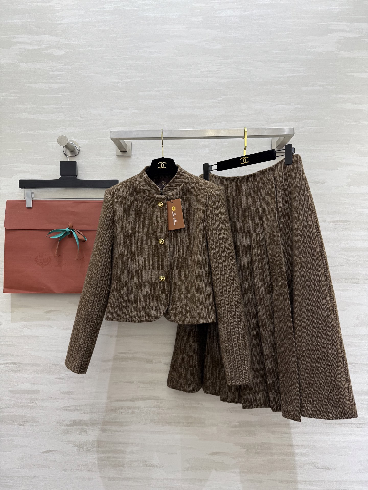 NO:689705,#Loro Pian new style old money style herringbone suit, high quality customization, available now, sizeS/M/L (S size bust 86, length 46, skirt waist 66, skirt length 72), women's clothing, loro piana, skirts,19860909#Loro Pian新款 老钱风人字纹套装 高品质定制 现货首发sizeS/M/L（s码胸围86,衣长46,半裙腰围66,裙长72）,女装,loro piana,skirts,,Women's clothing