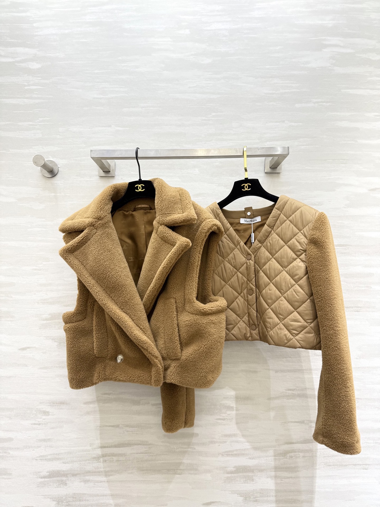 NO:696281,MaxMara true two-piece Teddy set｜1+1=3 Three wears in one. This year’s new short Teddy santos can be split into two pieces. It’s really 1+1=3. It’s a short Teddy when worn on top of each other. You can wear it alone when you take off the vest. The inside can also be worn alone as a small cotton jacket ~ High-quality customization. Available in stock first size S/M/L (  S size vest bust 100, length 50, long sleeve shoulder width 44, chest 94, length 43),,19860909MaxMara真两件套泰迪｜1+1=3 一衣三穿 今年新款短泰迪santos 可以拆分两件 真是1+1=3 叠穿是件短泰迪,摘掉马甲可以单穿,里面的也可以当一件小棉服单穿～高品质定制 现货首发sizeS/M/L（ s码马甲胸围100,衣长50,长袖肩宽44,胸围94,衣长43）,,,Women's clothing